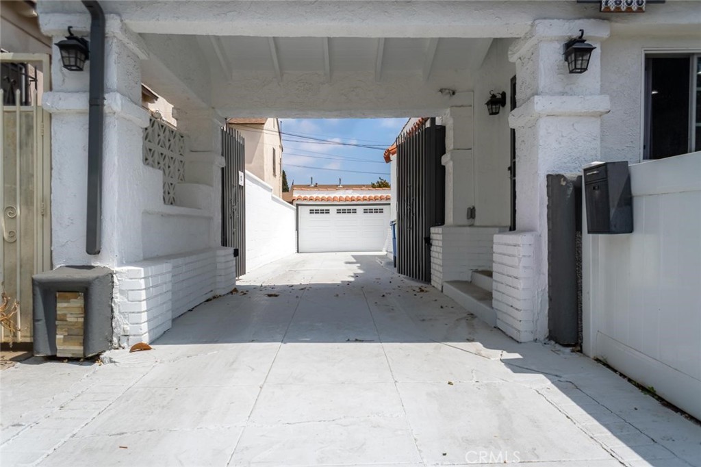 Los Angeles, California, 90043, United States, 3 Bedrooms Bedrooms, ,2 BathroomsBathrooms,Residential,For Sale,1921783