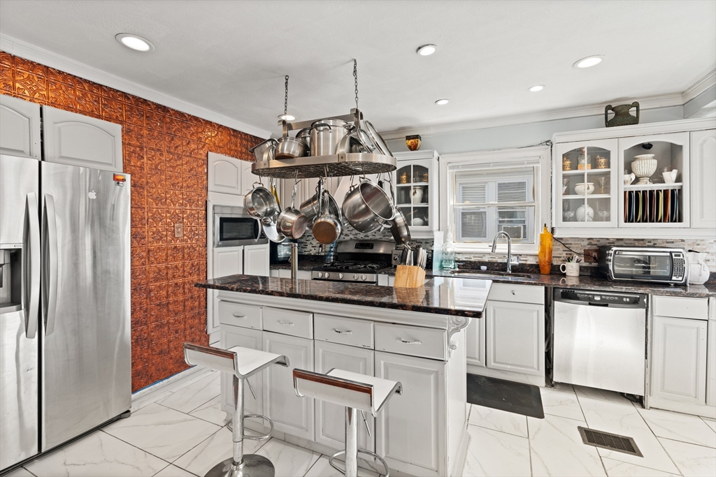 Lynn, Massachusetts, 01905, United States, 3 Bedrooms Bedrooms, ,2 BathroomsBathrooms,Residential,For Sale,1983018