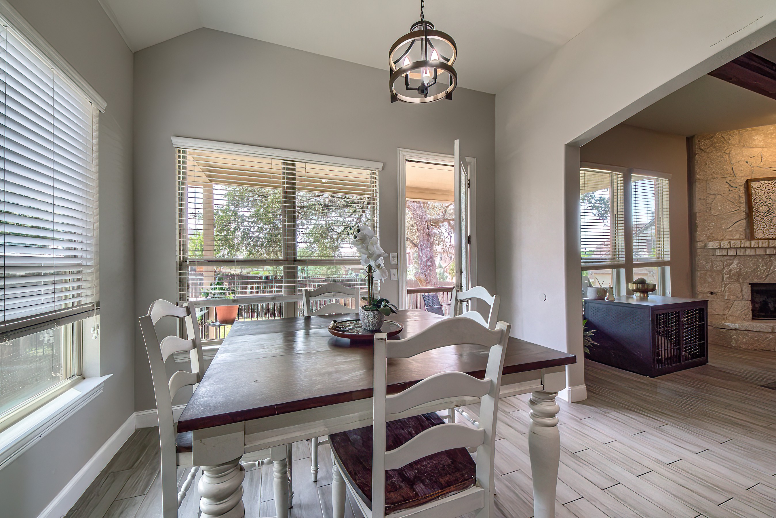  Four Bedrooms + Bonus Room in Prime Location - 物件實景
