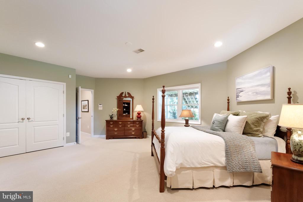 Vienna, Virginia, 22182, United States, 5 Bedrooms Bedrooms, ,6 BathroomsBathrooms,Residential,For Sale,1943879