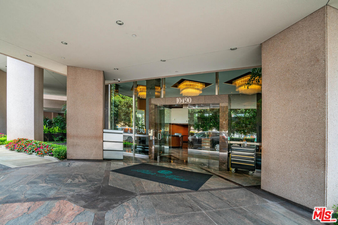 Los Angeles, California, 90024, United States, 2 Bedrooms Bedrooms, ,3 BathroomsBathrooms,Residential,For Sale,1932813