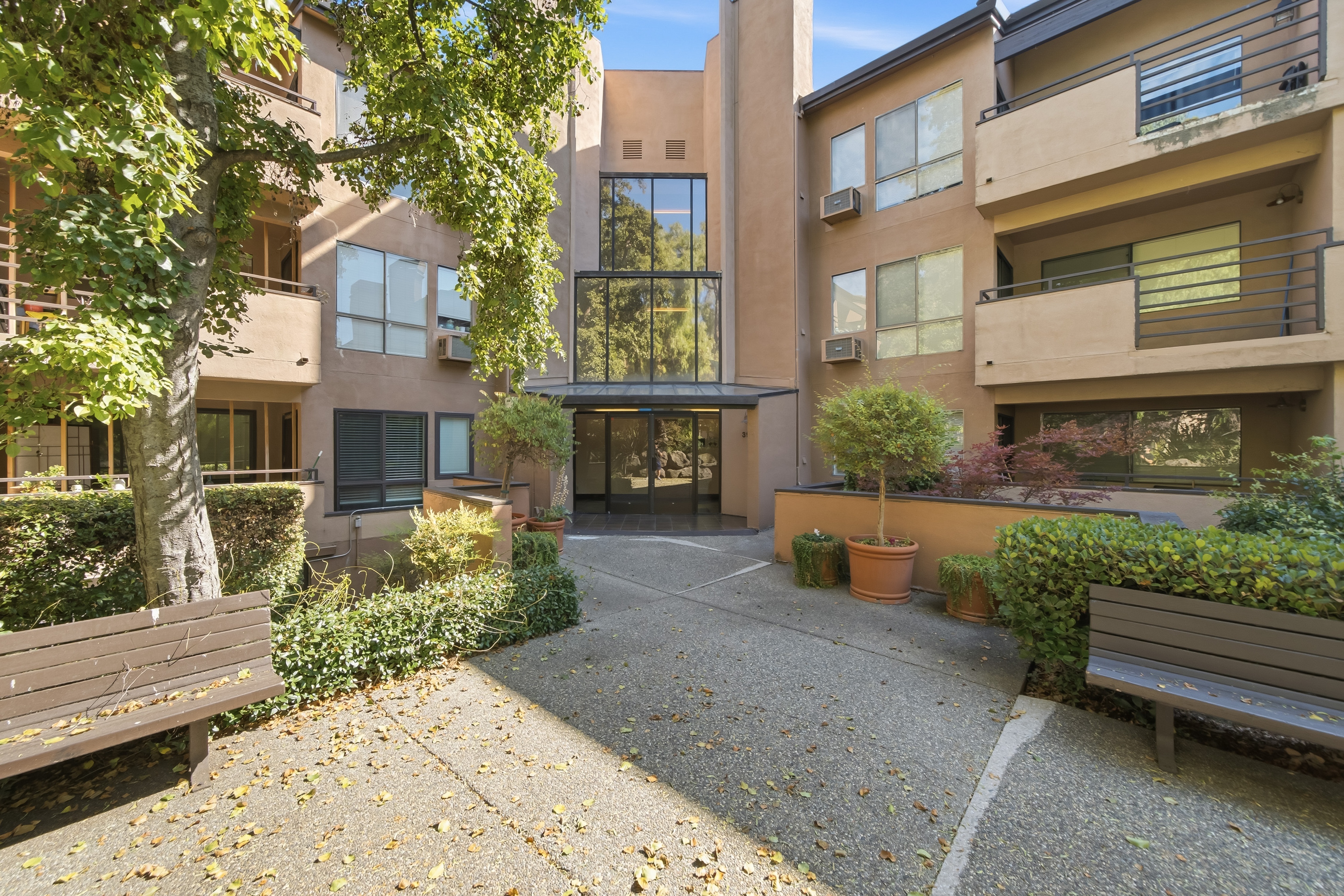  Beautifully Updated Top-Floor Living with Tranquil Courtyard Views - 物件實景