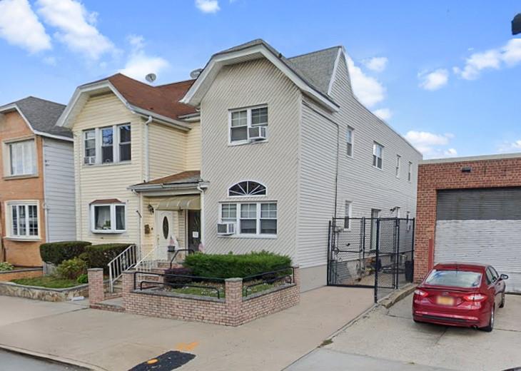 Middle Village, New York, 11379, United States, 4 Bedrooms Bedrooms, ,2 BathroomsBathrooms,Residential,For Sale,1892784