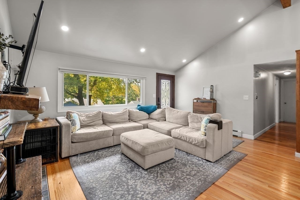 Waltham, Massachusetts, 02453, United States, 3 Bedrooms Bedrooms, ,2 BathroomsBathrooms,Residential,For Sale,1939650