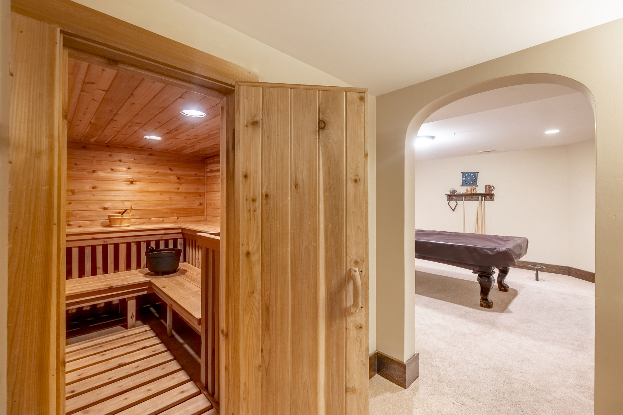 Mason City, Iowa, 50401, United States, 5 Bedrooms Bedrooms, ,3 BathroomsBathrooms,Residential,For Sale,1974101