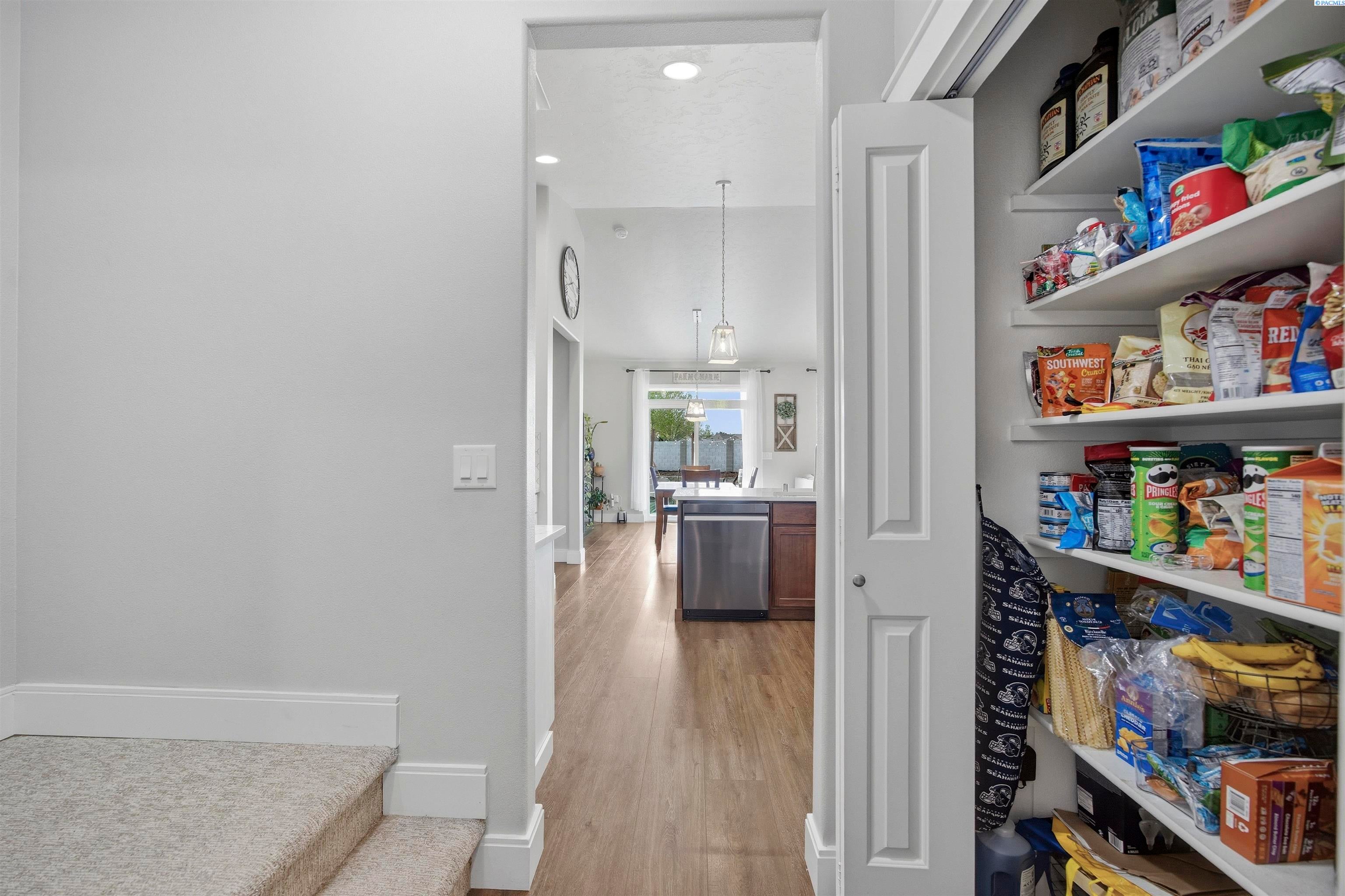 Pasco, Washington, 99301, United States, 4 Bedrooms Bedrooms, ,2 BathroomsBathrooms,Residential,For Sale,2036931