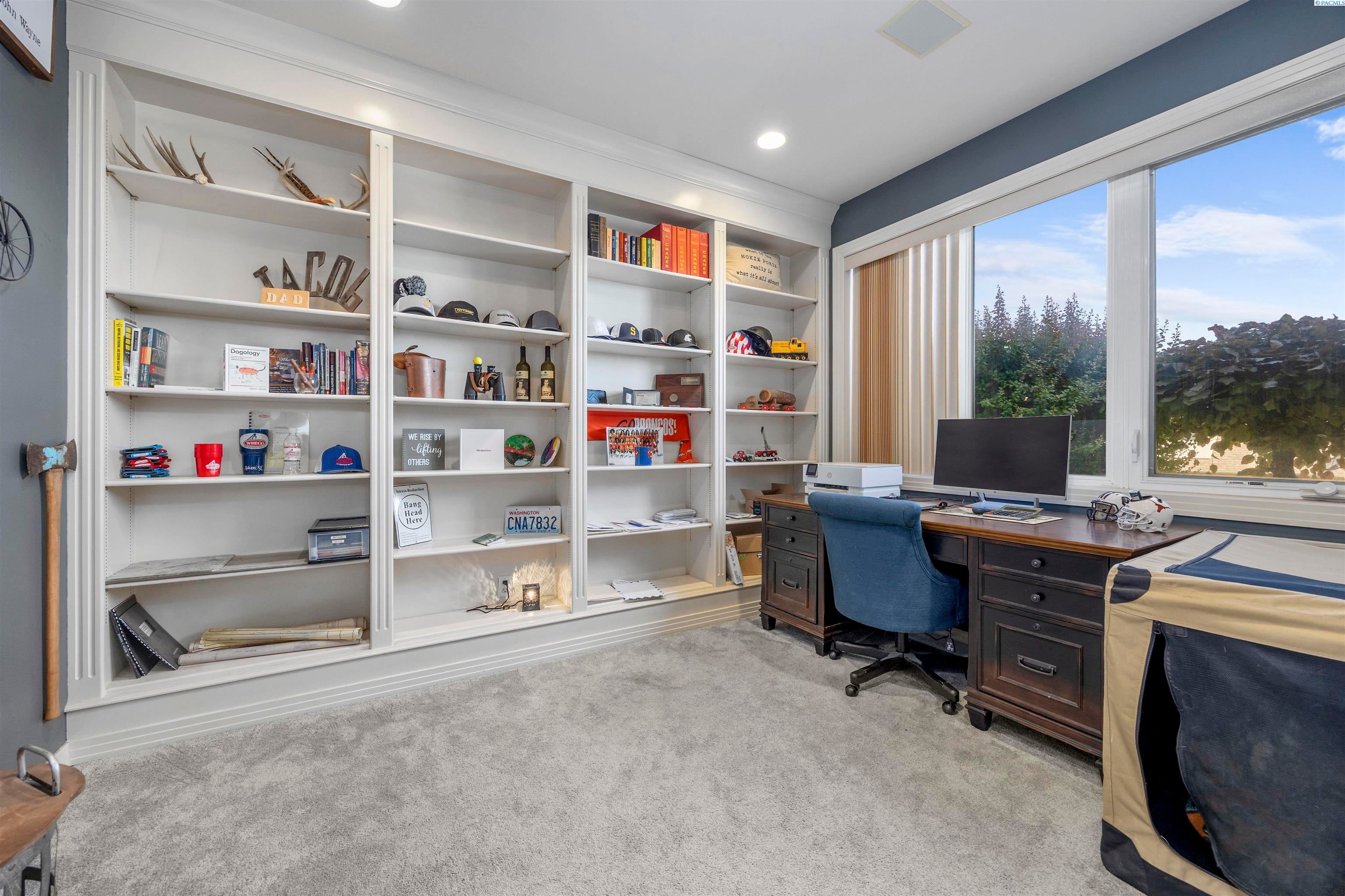 Kennewick, Washington, 99337, United States, 6 Bedrooms Bedrooms, ,4 BathroomsBathrooms,Residential,For Sale,1979182