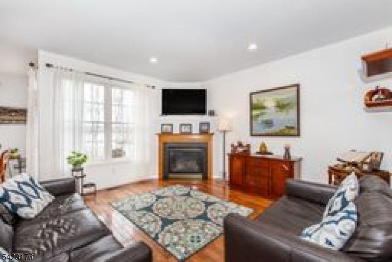 Wayne Twp., New Jersey, 07470, United States, 3 Bedrooms Bedrooms, ,3 BathroomsBathrooms,Residential,For Sale,2037003