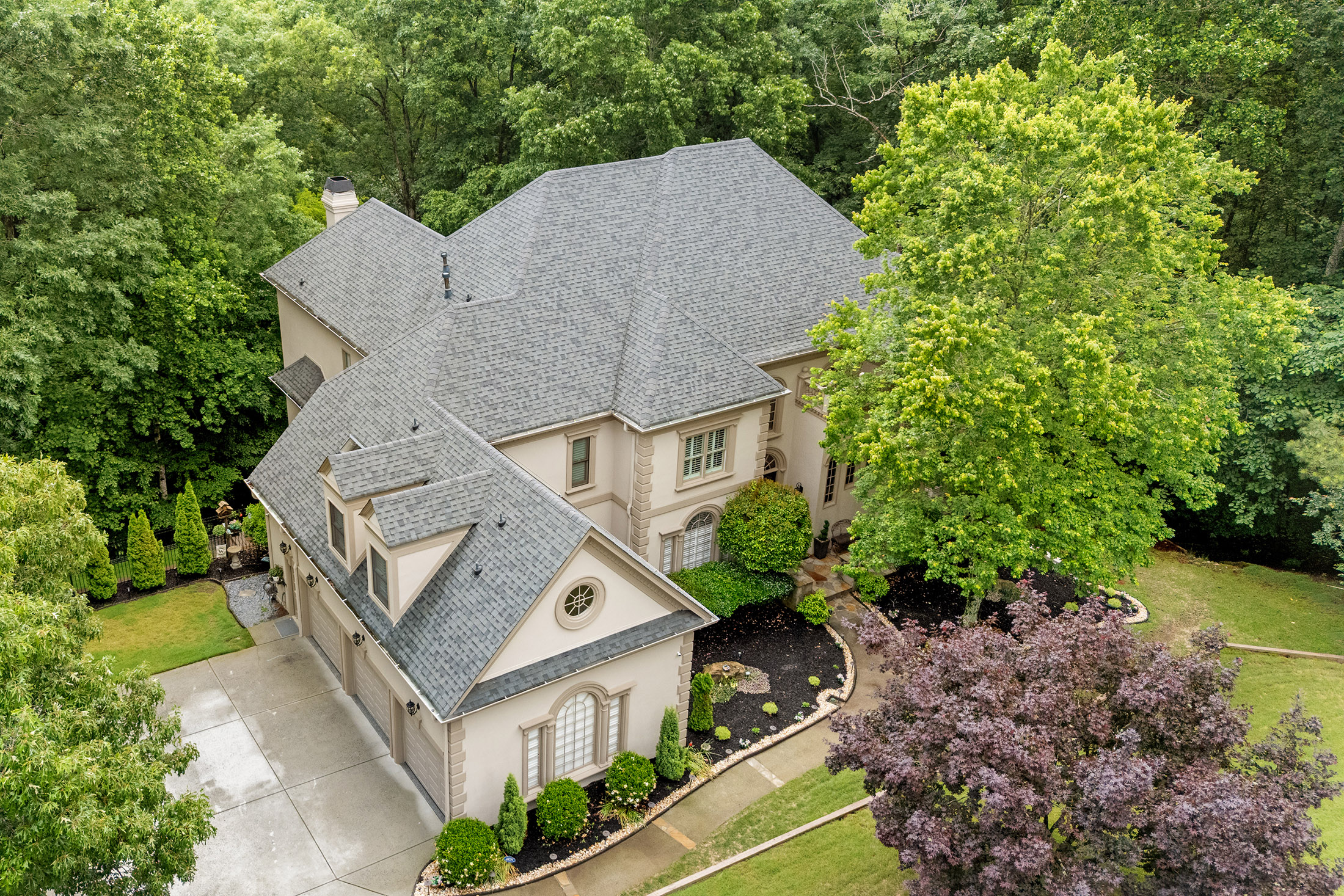  European-inspired Estate Tucked on Nearly Two Acres on Quiet Cul-de-sac - 物件實景
