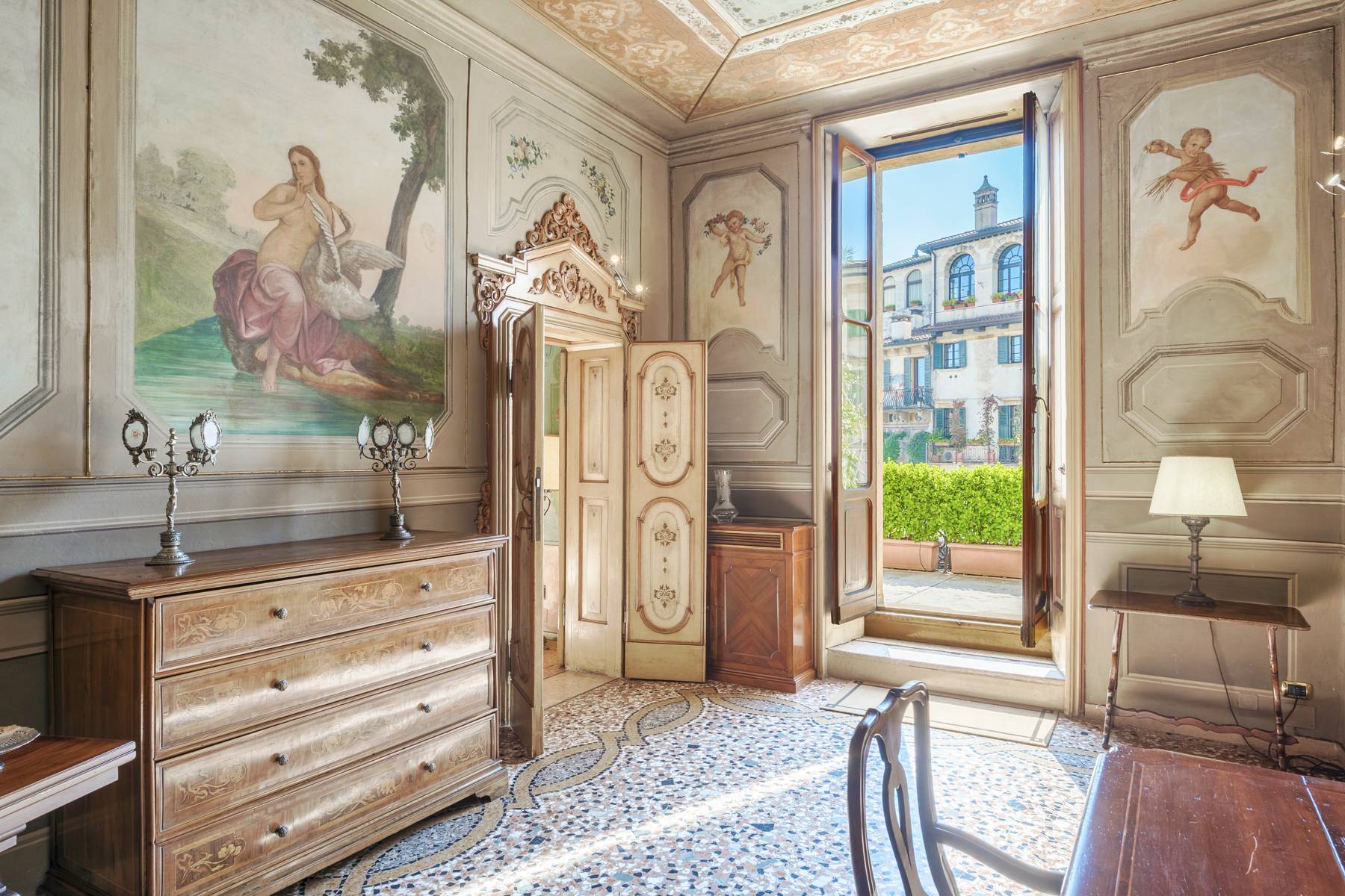 Iconic frescoed residence with terrace in Piazza delle Erbe - 物件實景