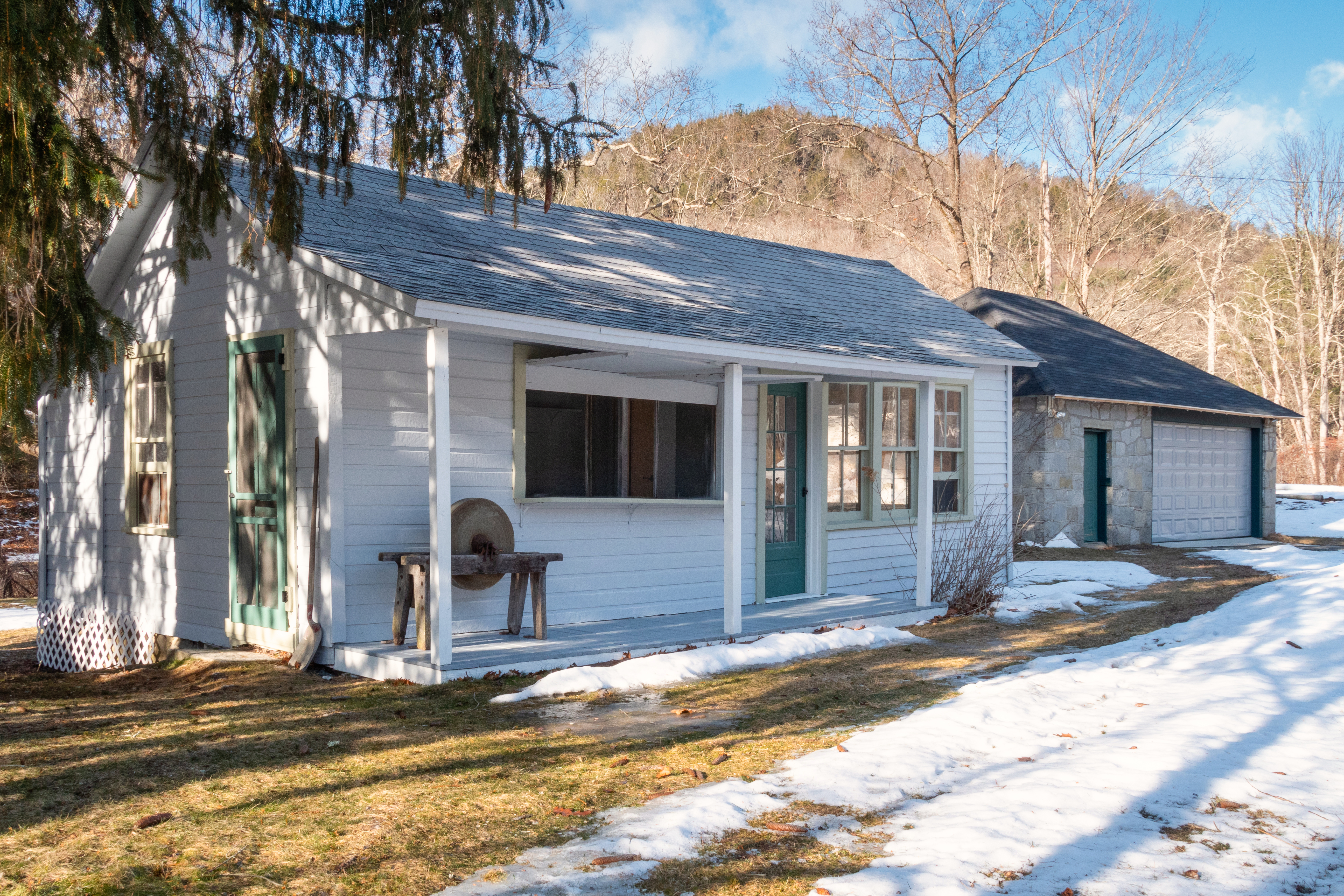  On the Wild and Scenic Farmington River, at the End of a Quiet Road, a House Ful - 物件實景
