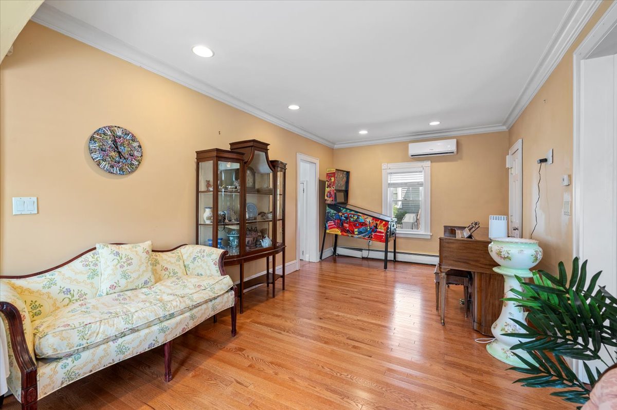 Amityville, New York, 11701, United States, 3 Bedrooms Bedrooms, ,3 BathroomsBathrooms,Residential,For Sale,1944957