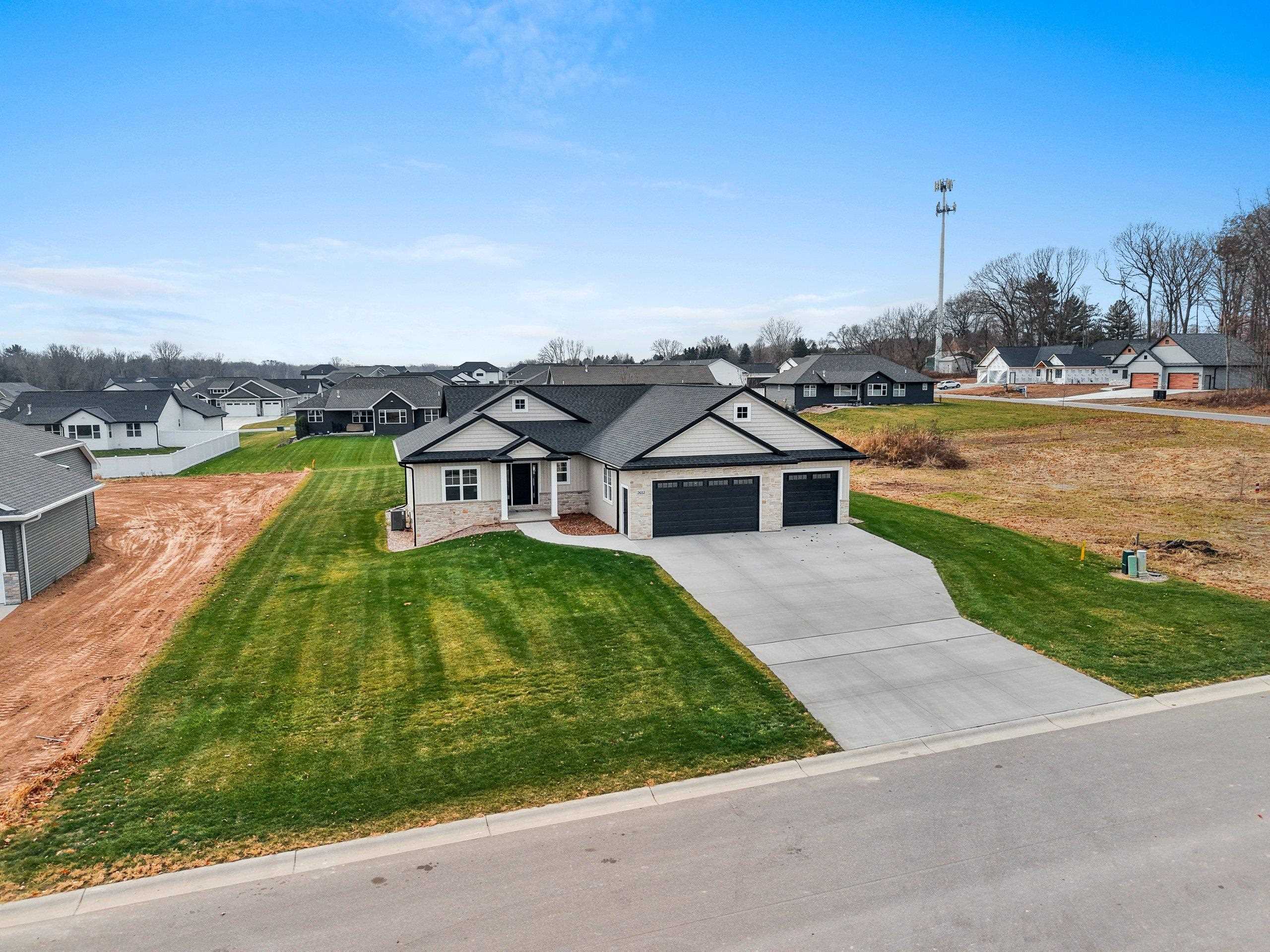 SUAMICO, Wisconsin, 54313, United States, 5 Bedrooms Bedrooms, ,4 BathroomsBathrooms,Residential,For Sale,2000952