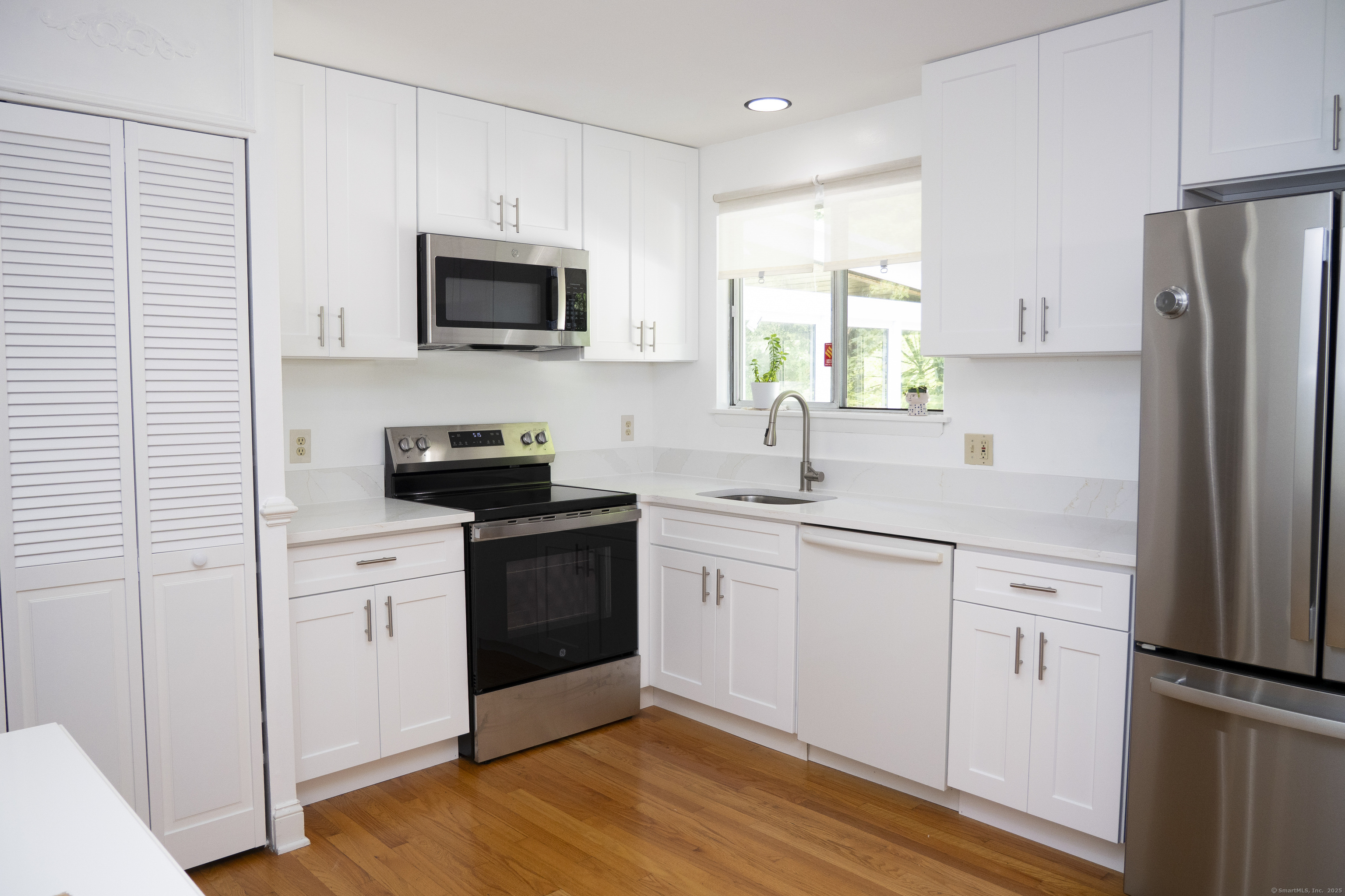 Trumbull, Connecticut, 06611, United States, 3 Bedrooms Bedrooms, ,3 BathroomsBathrooms,Residential,For Sale,1937031