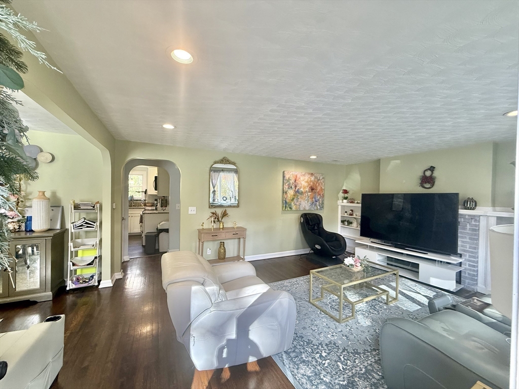 Stoughton, Massachusetts, 02072, United States, 3 Bedrooms Bedrooms, ,1 BathroomBathrooms,Residential,For Sale,1978457