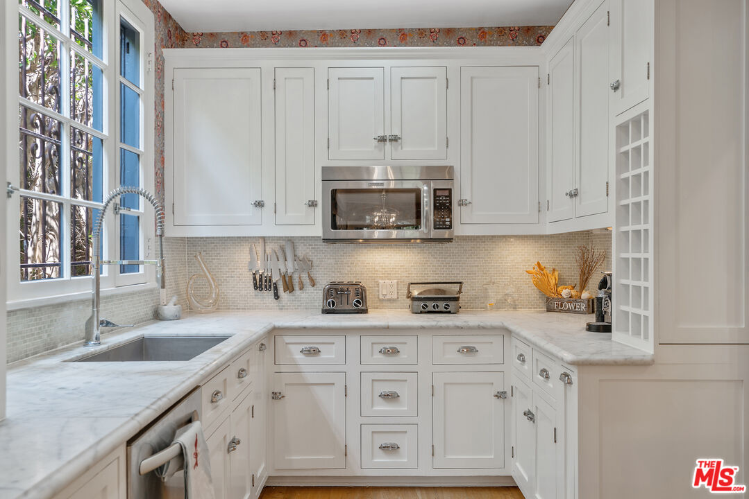 Los Angeles, California, 90005, United States, 3 Bedrooms Bedrooms, ,3 BathroomsBathrooms,Residential,For Sale,1876512