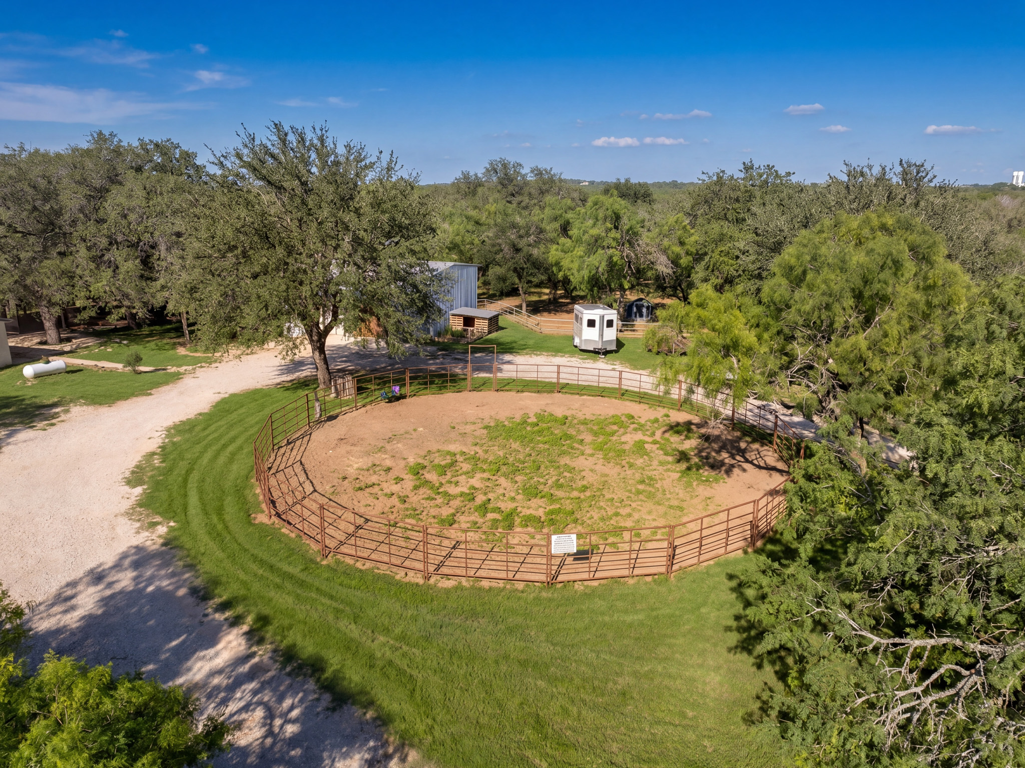  Private 10-Acre Horse Property in Lytle - 物件實景