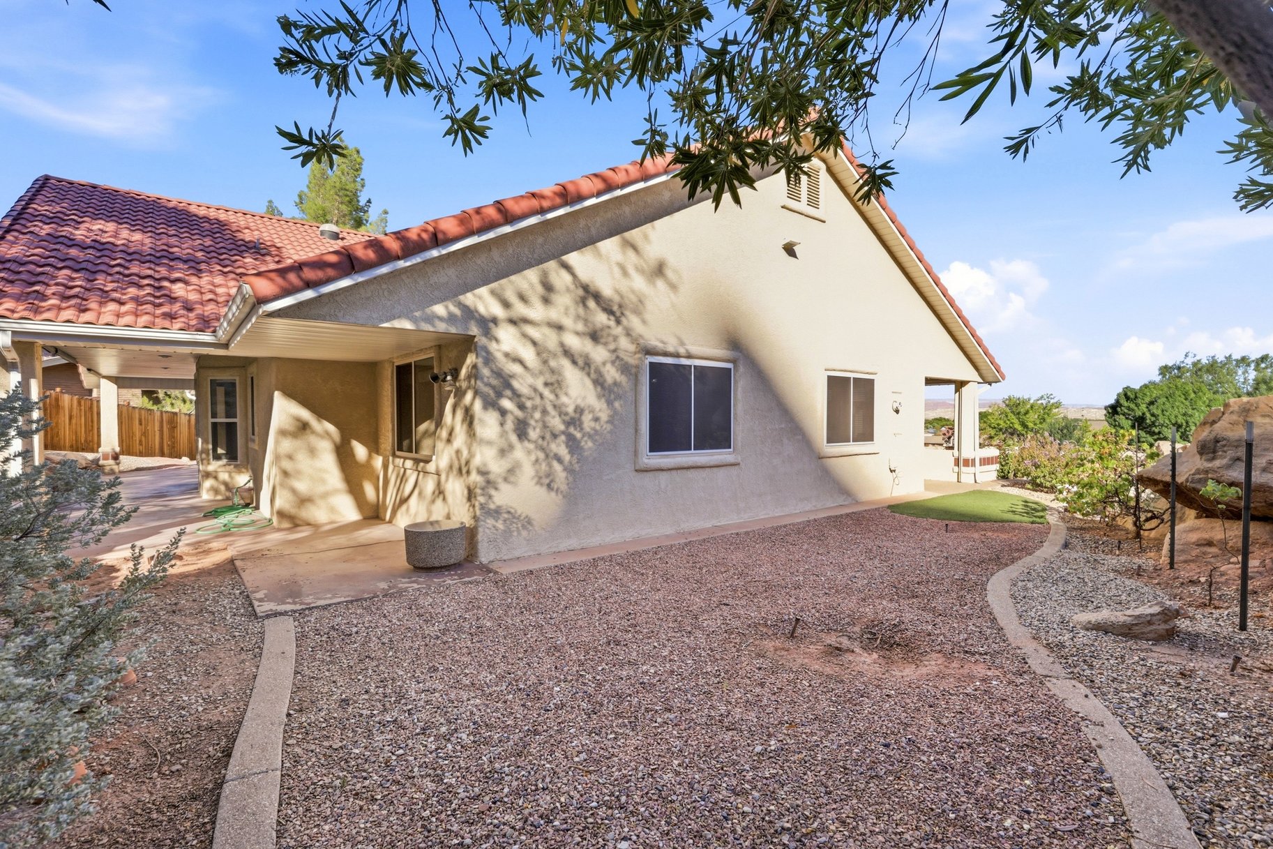  Peaceful Cul-De-Sac Living: Single-Level Home Against Red Rock Views - 物件實景