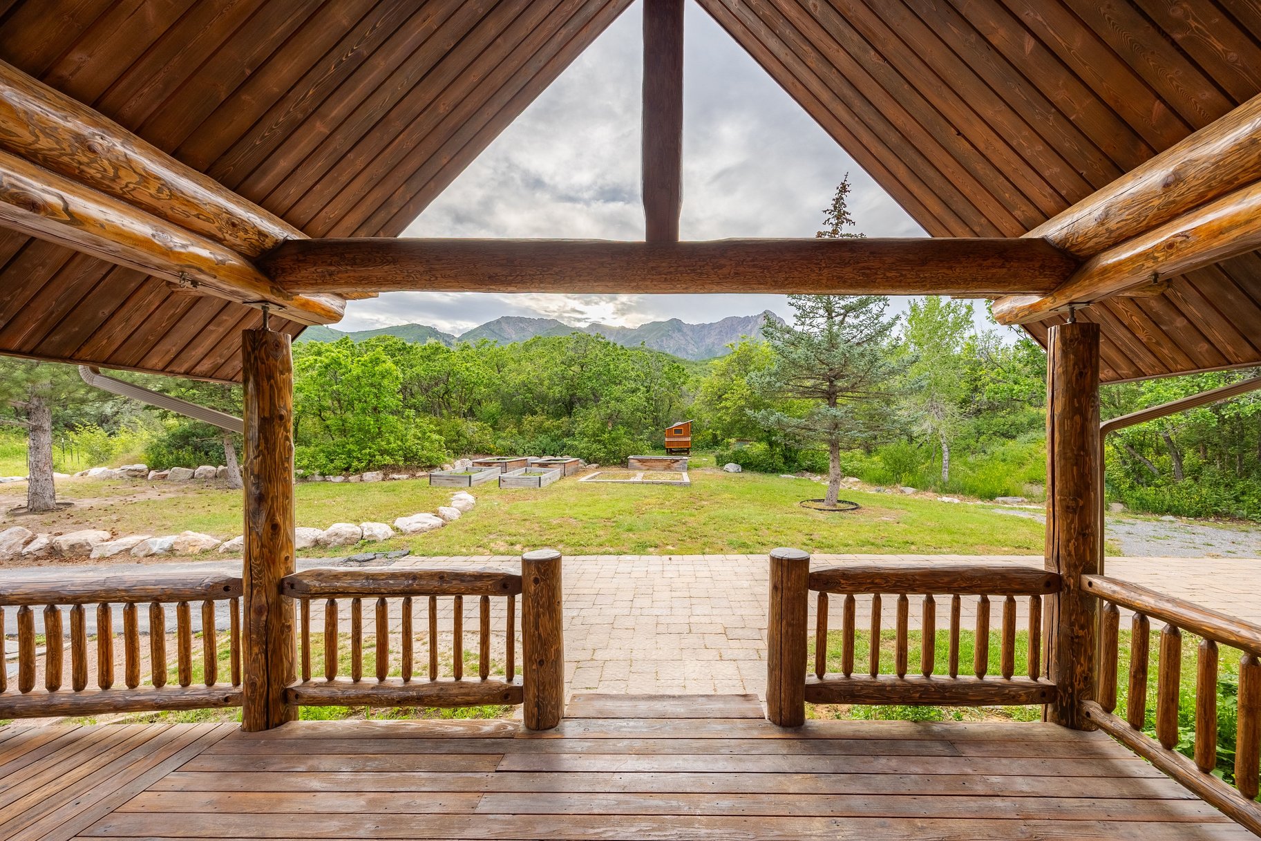  Refined Mountain Home on 1.27 Acres Near Snowbasin - 物件實景