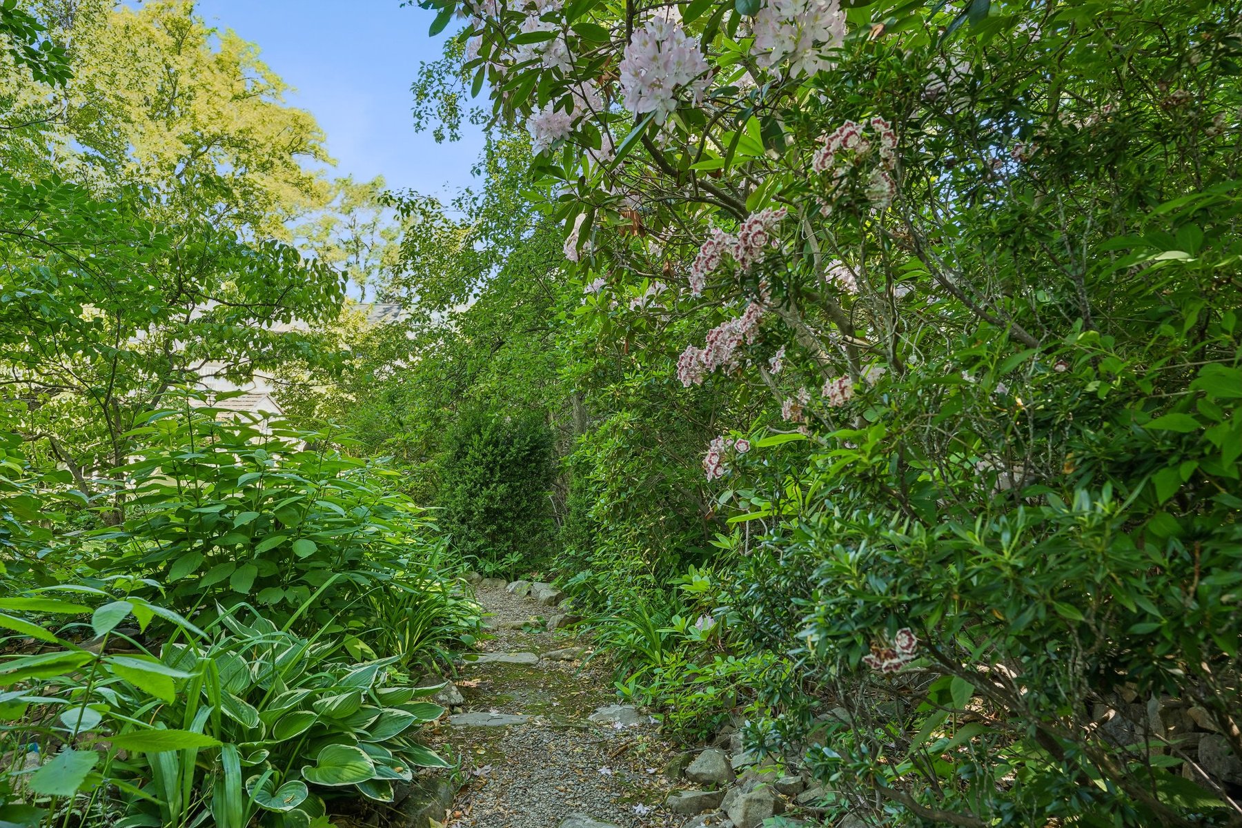  Colonial Offers Exceptional Quality and Workmanship Along With a Garden Oasis - 物件實景
