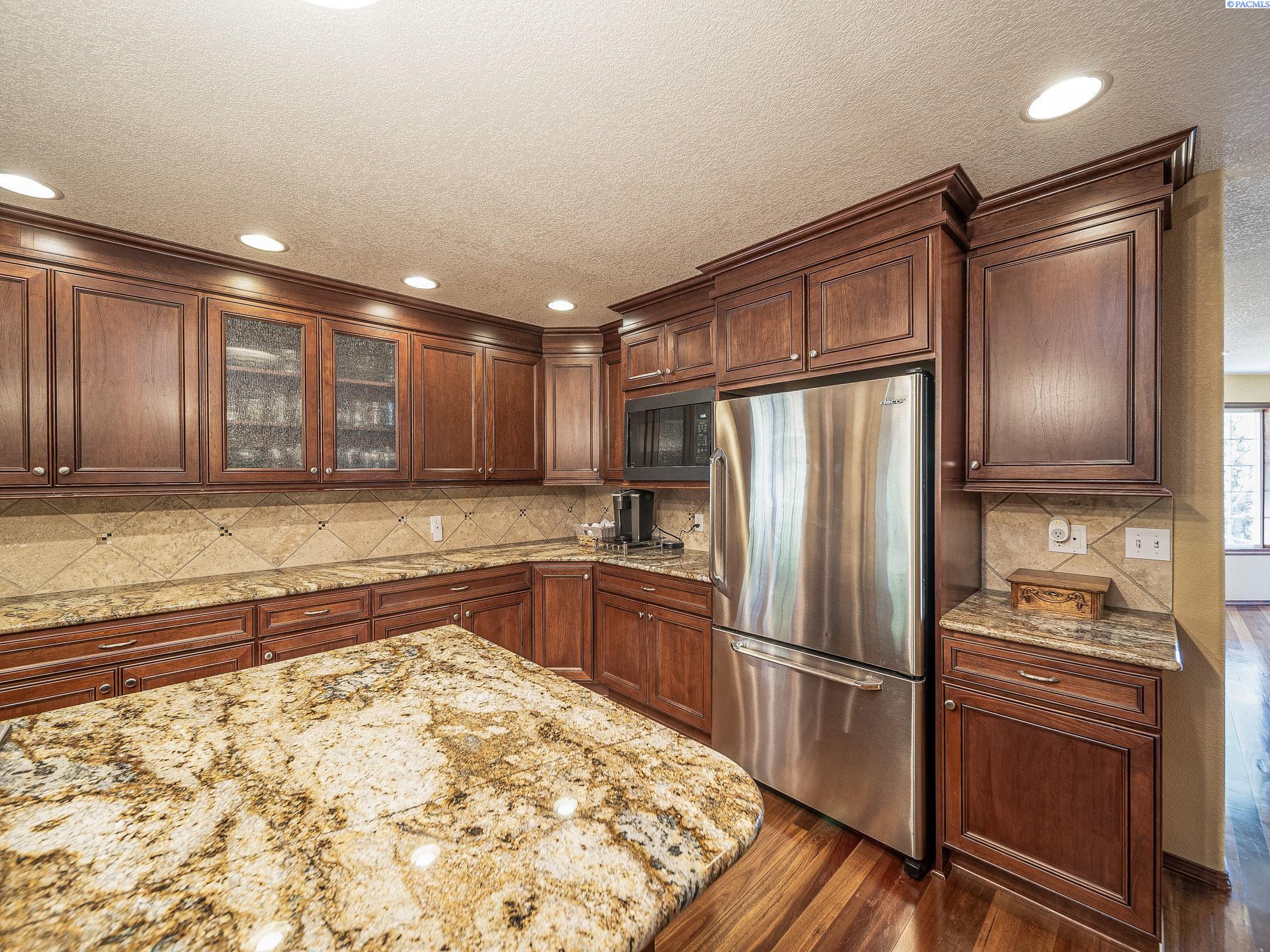 Yakima, Washington, 98908-0000, United States, 4 Bedrooms Bedrooms, ,2 BathroomsBathrooms,Residential,For Sale,1827891