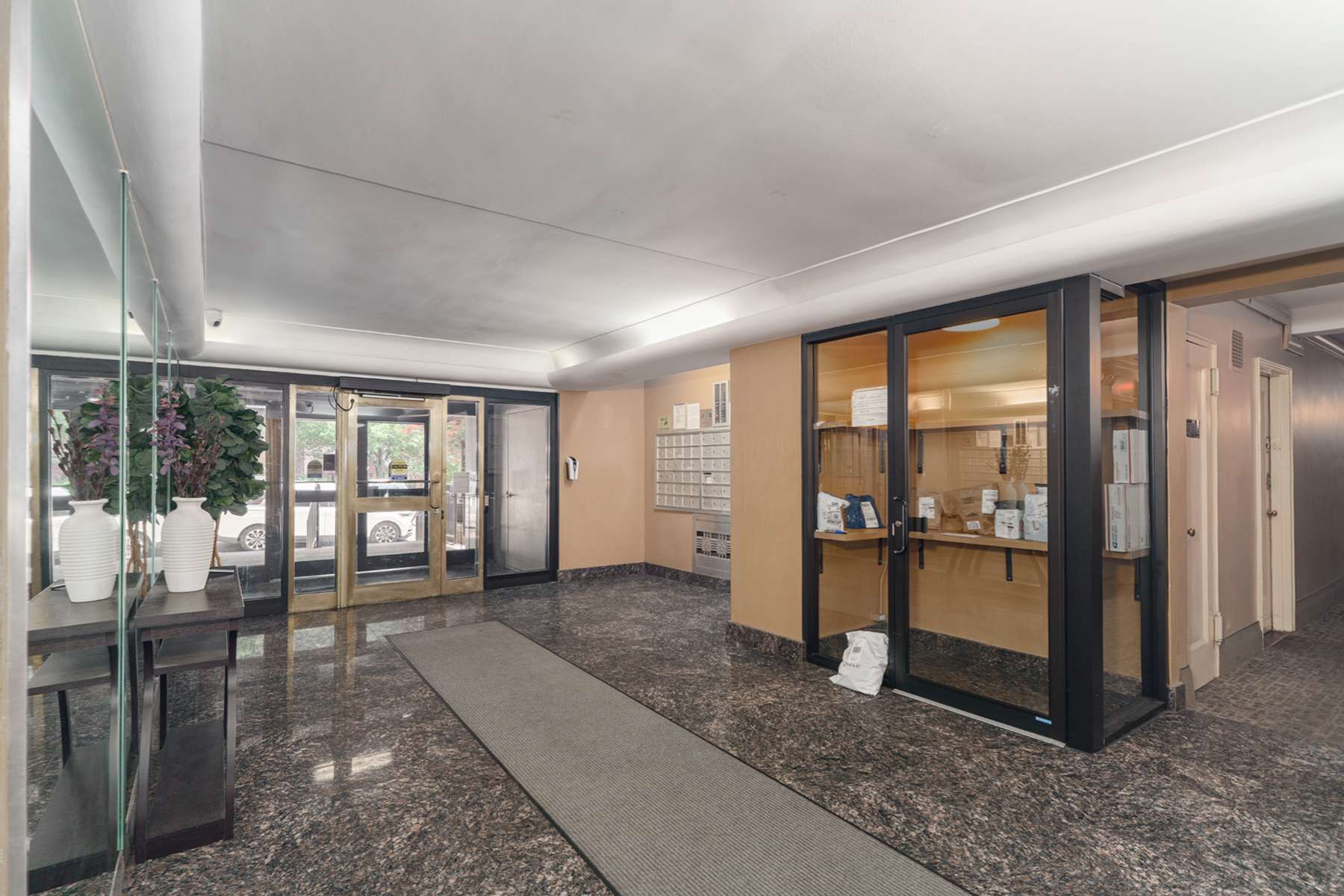  ?RENOVATED ONE BEDROOM ON THE GARDEN LEVEL? - 物件實景