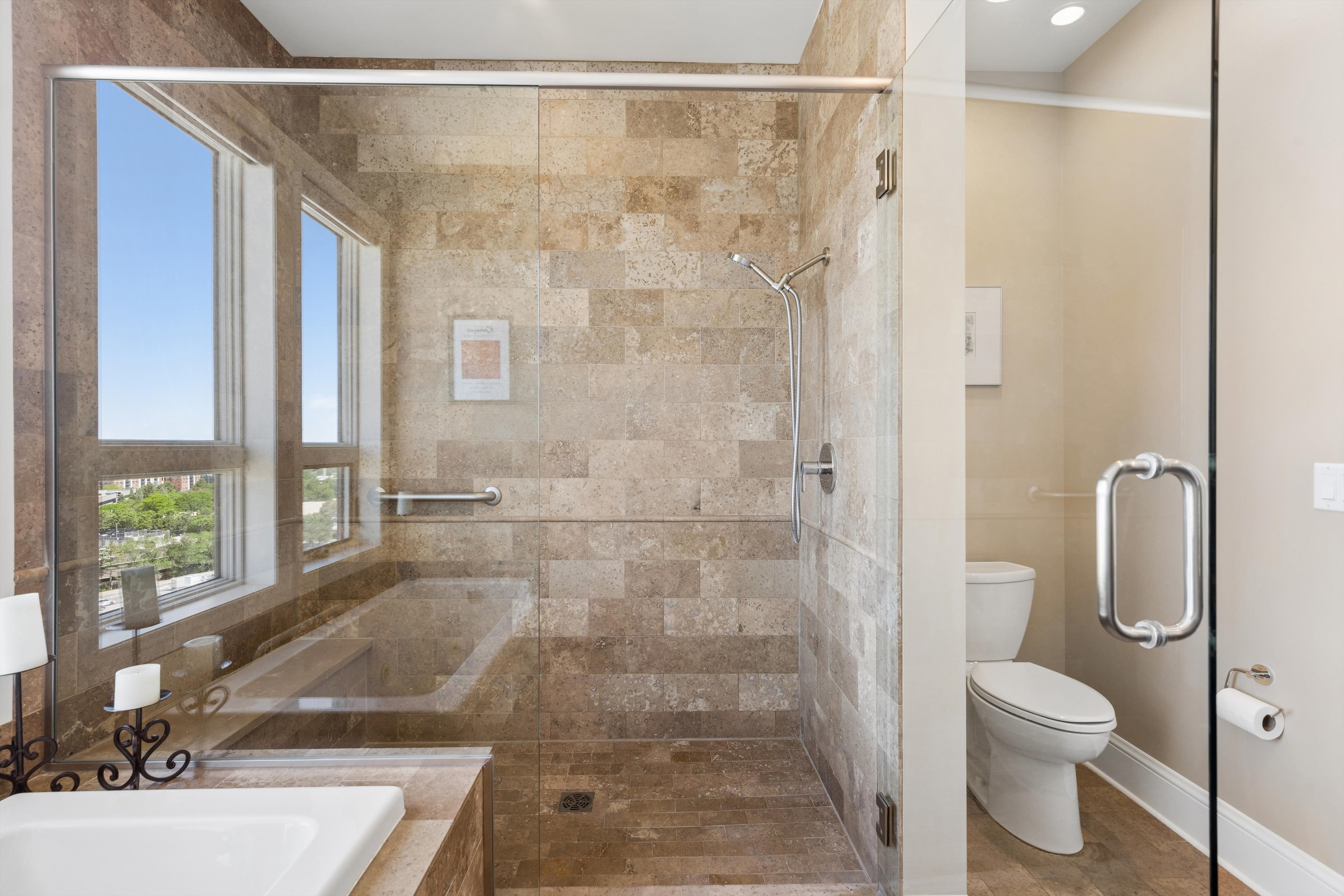  Fantastic 2 Bed/2 Bath End Unit Offering Panoramic Views - 物件實景