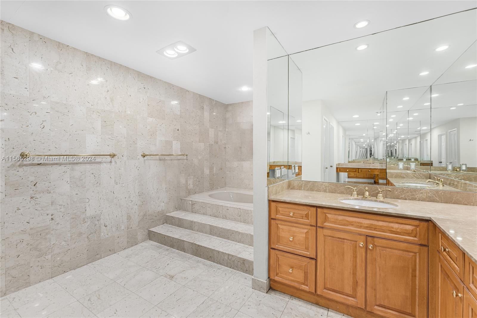 Miami Beach, Florida, 33109, United States, 3 Bedrooms Bedrooms, ,4 BathroomsBathrooms,Residential,For Sale,1926263