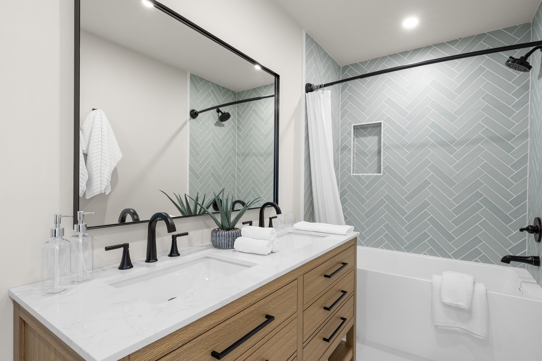  323 E Oak Avenue #202 - 物件實景