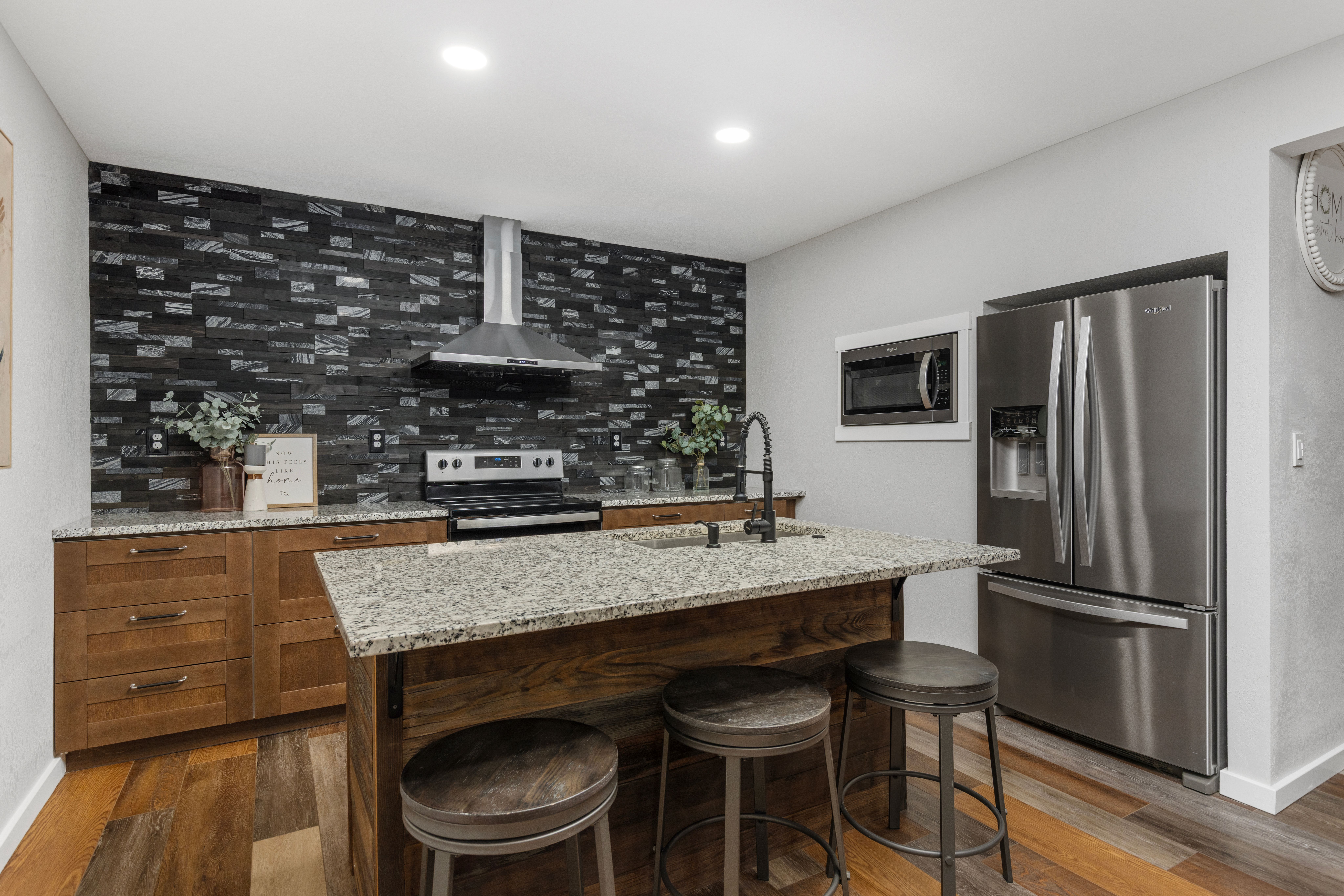  Beautifully Renovated Ranch Home for Multigeneration Living with Two Kitchens - 物件實景