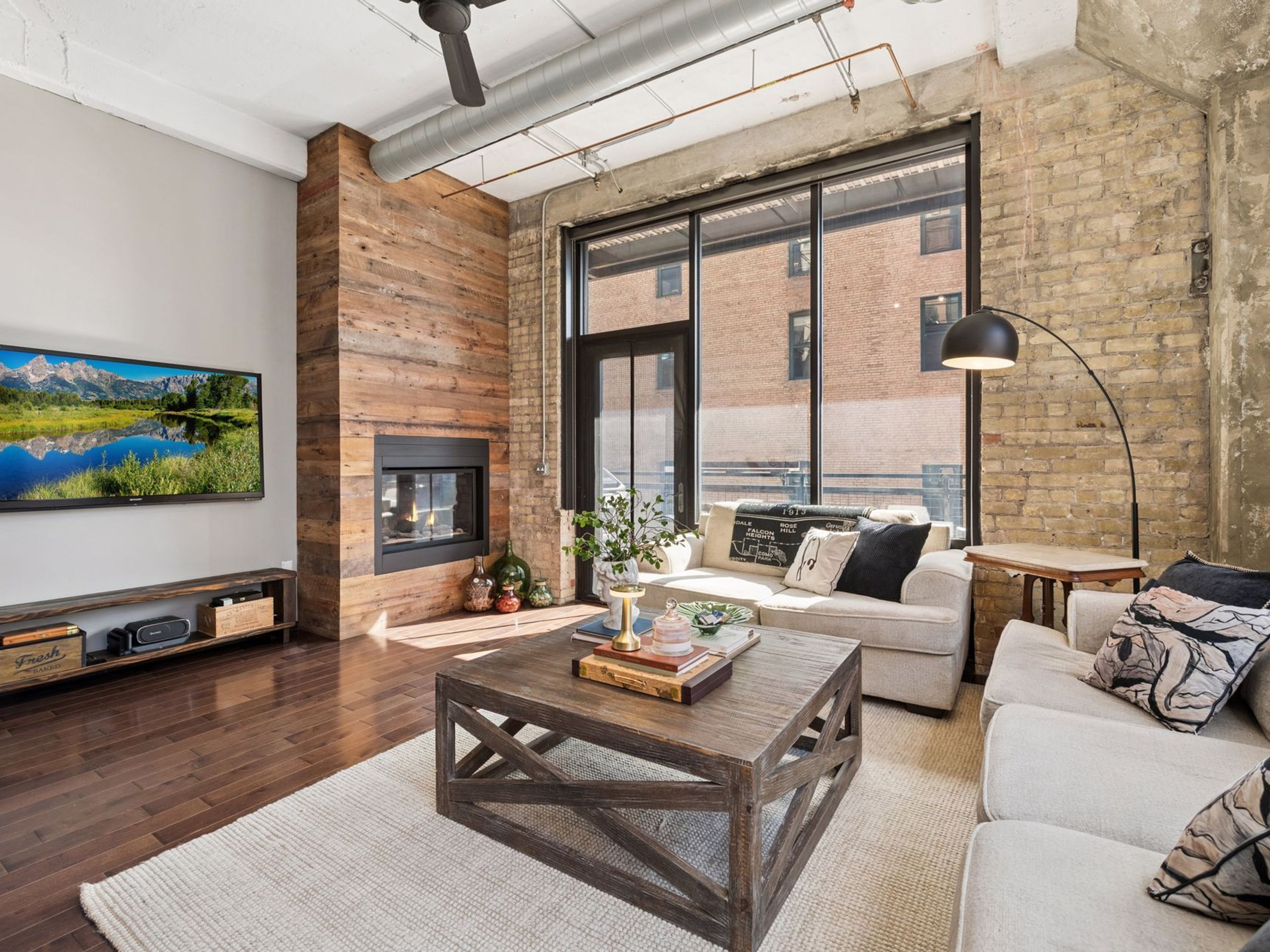  Iconic Corner Loft in Coveted North Loop - 物件實景