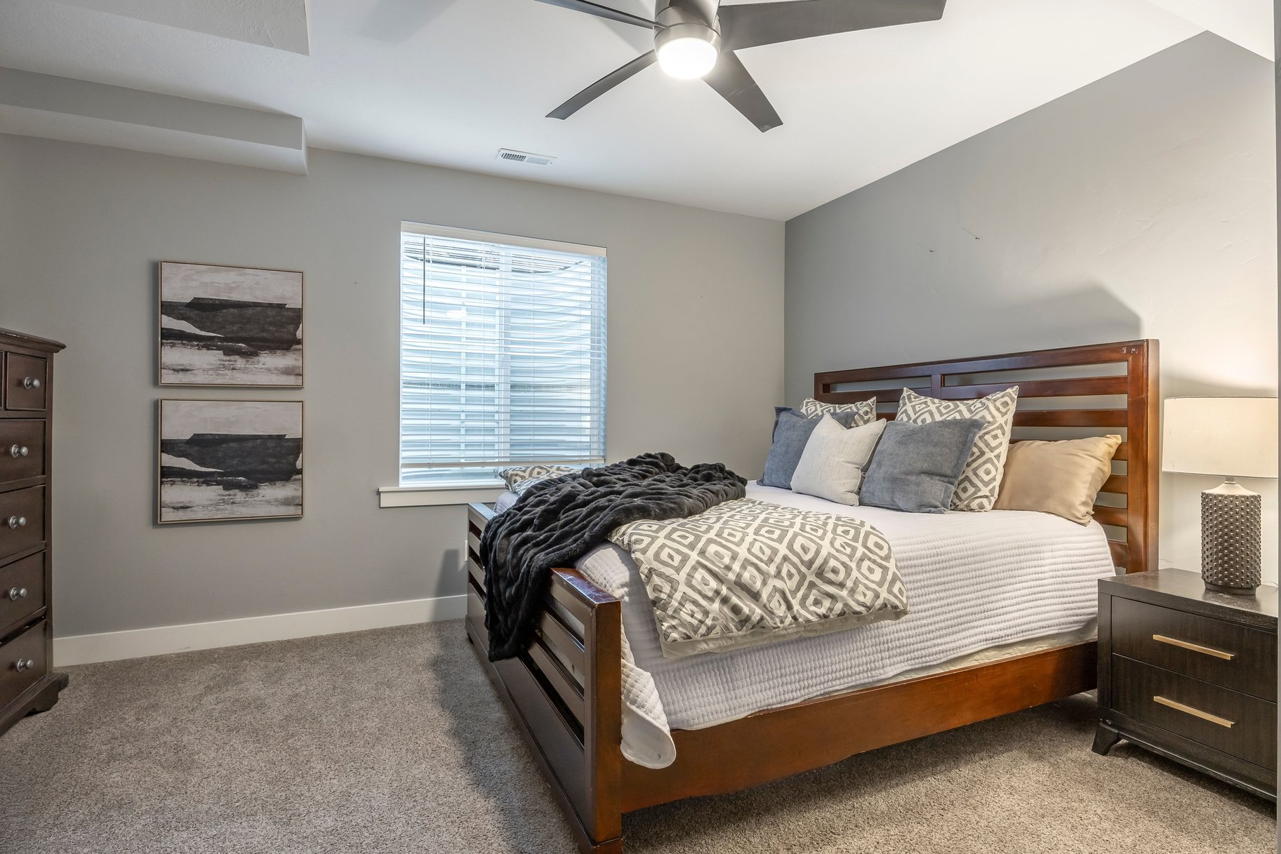  Beautiful Craftsman Rambler With Basement Apartment, Sports Pool and Pool House - 物件實景
