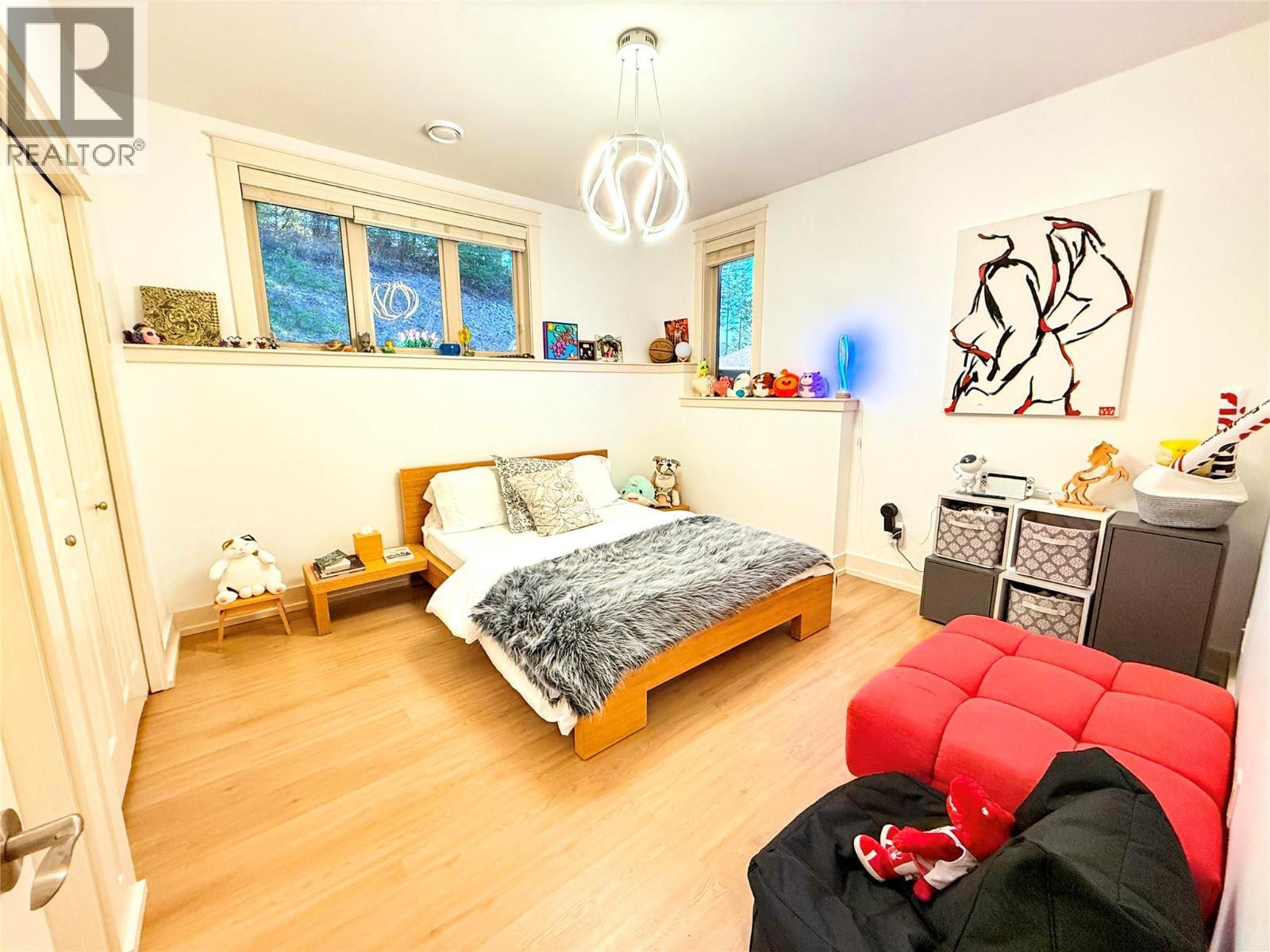 VERNON, British Columbia, V1H 1Y5, CA, 4 Bedrooms Bedrooms, ,2 BathroomsBathrooms,Residential,For Sale,1948063