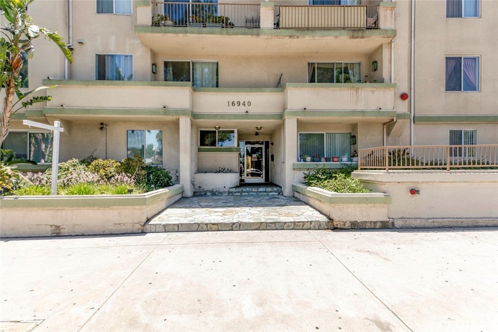 Granada Hills, California, 91344, United States, 2 Bedrooms Bedrooms, ,2 BathroomsBathrooms,Residential,For Sale,1940302