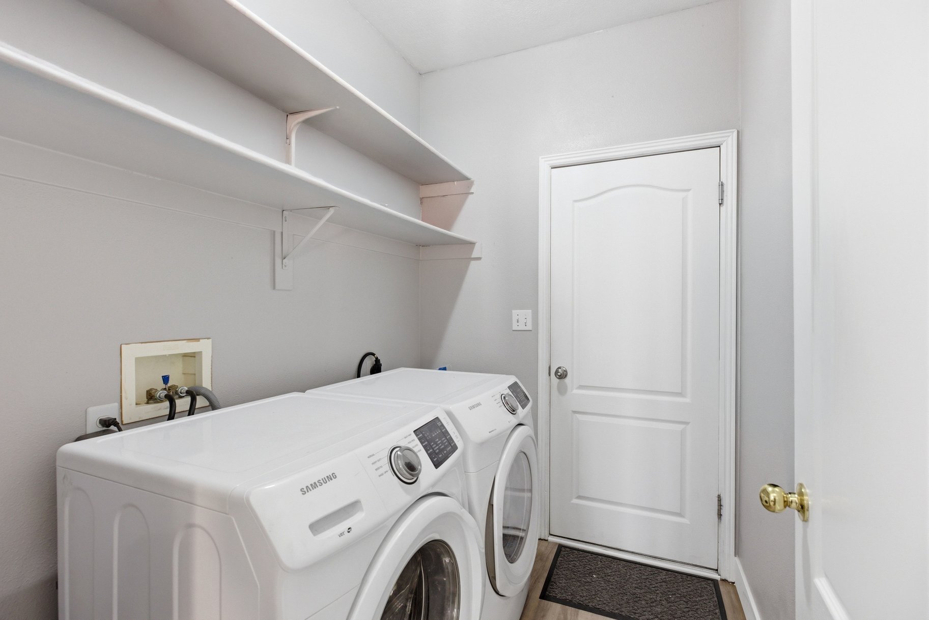  Stunning Home Conveniently Located Near Shopping and Outdoor Activities - 物件實景