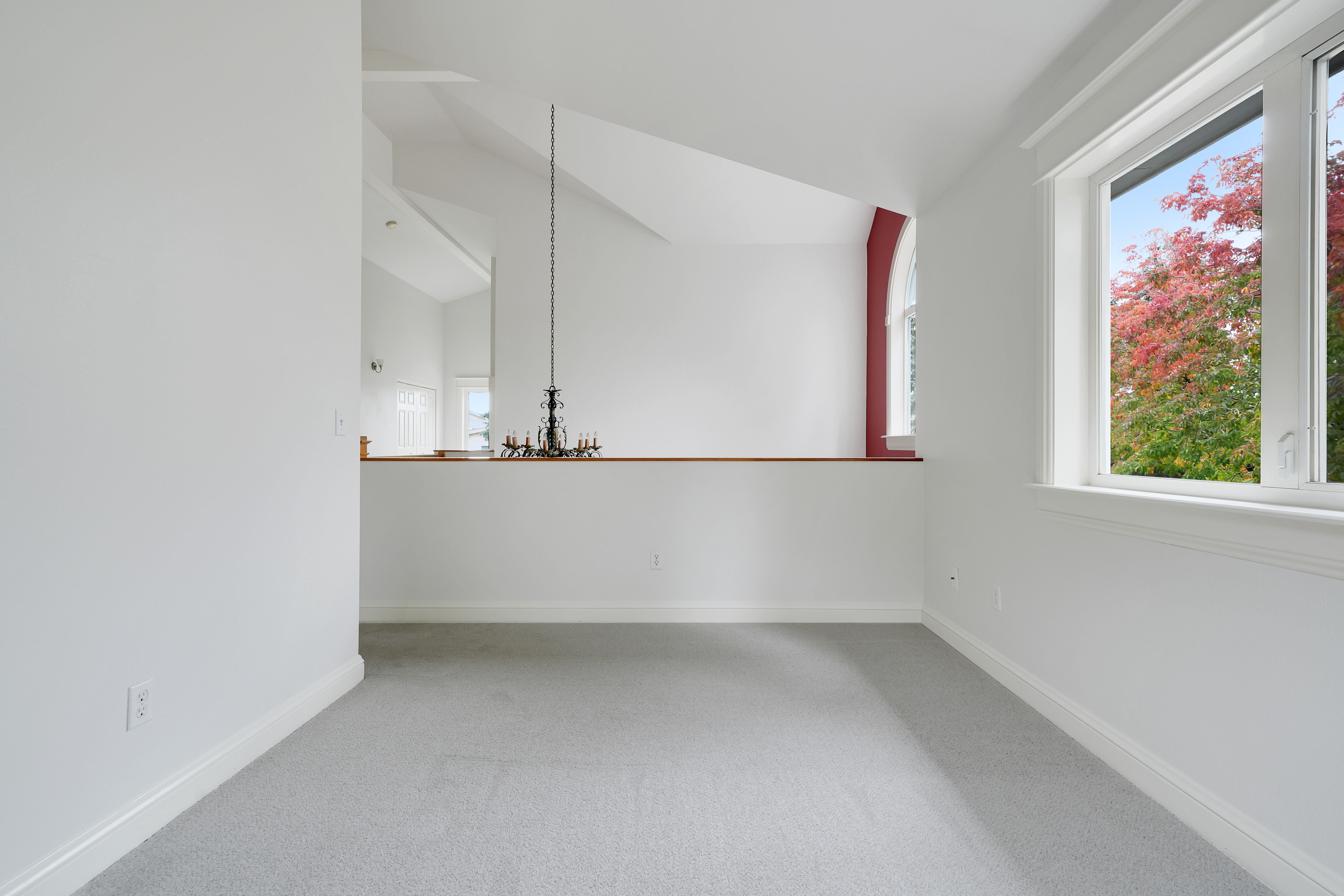  Custom Home with Vaulted Ceilings, Sauna and Wine Storage - 物件實景