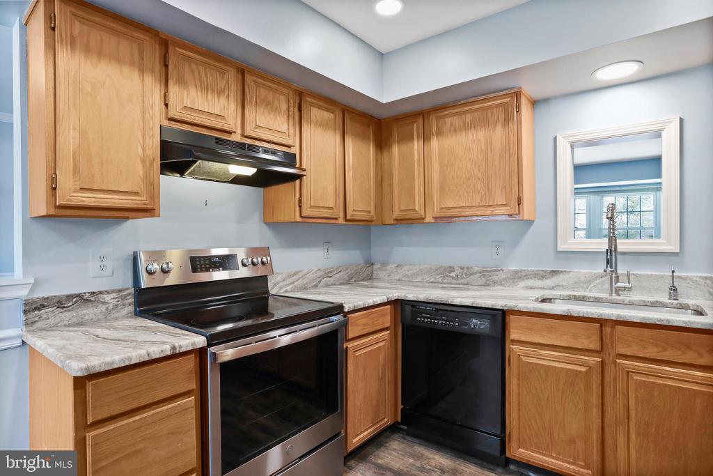 Sterling, Virginia, 20164, United States, 2 Bedrooms Bedrooms, ,3 BathroomsBathrooms,Residential,For Sale,2015095