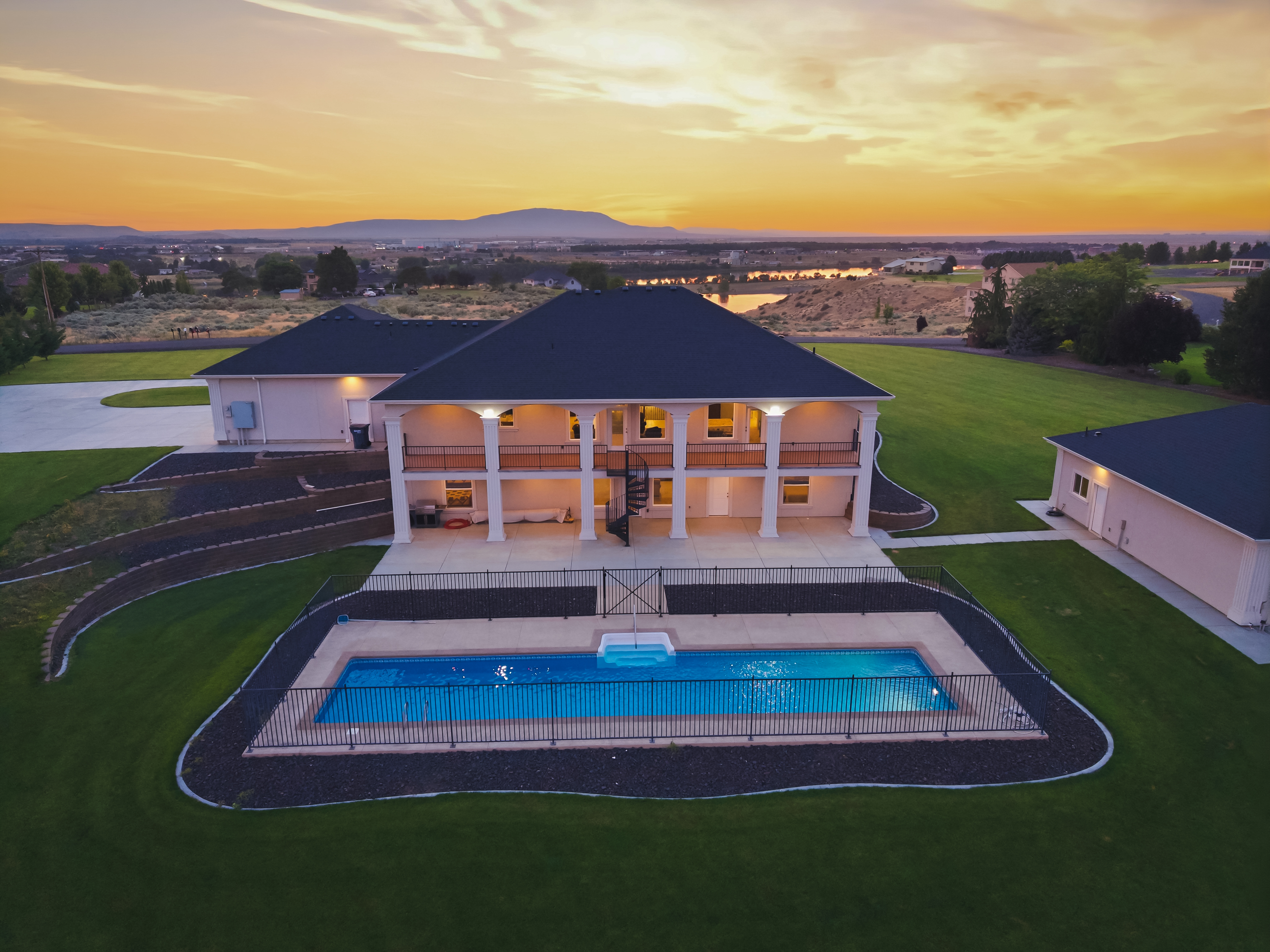  Country Estate with Shop & Pool - 物件實景