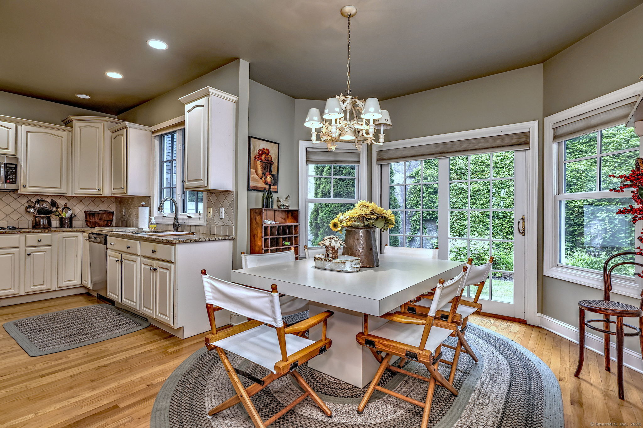 Shelton, Connecticut, 06484, United States, 2 Bedrooms Bedrooms, ,3 BathroomsBathrooms,Residential,For Sale,1933368