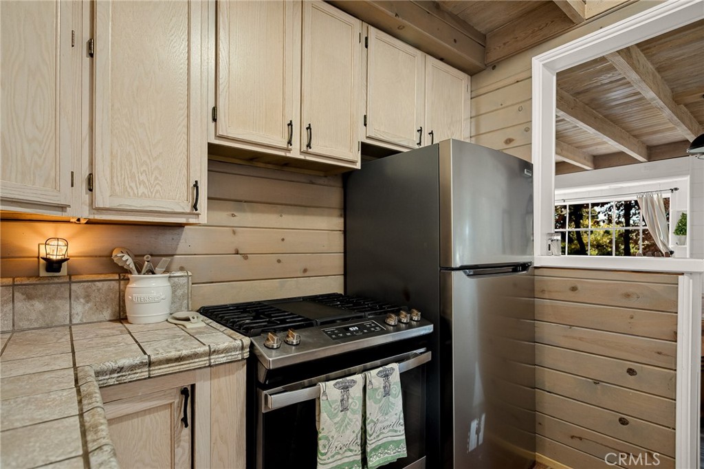 Lake Arrowhead, California, 92352, United States, 3 Bedrooms Bedrooms, ,2 BathroomsBathrooms,Residential,For Sale,1984793