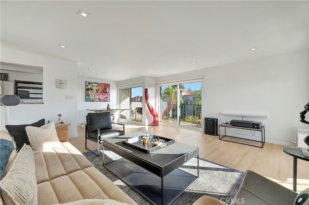 Long Beach, California, 90814, United States, 2 Bedrooms Bedrooms, ,1 BathroomBathrooms,Residential,For Sale,1989158