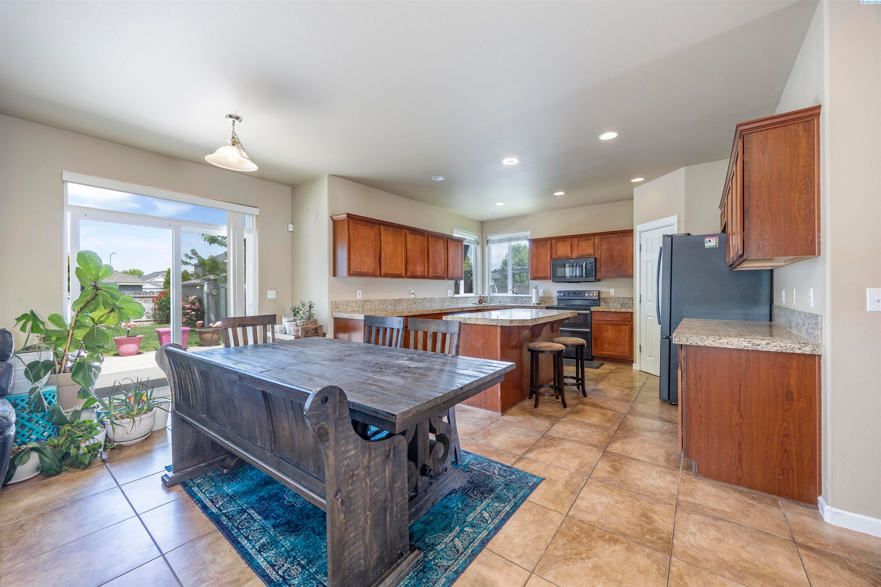 Pasco, Washington, 99301, United States, 5 Bedrooms Bedrooms, ,3 BathroomsBathrooms,Residential,For Sale,1921560