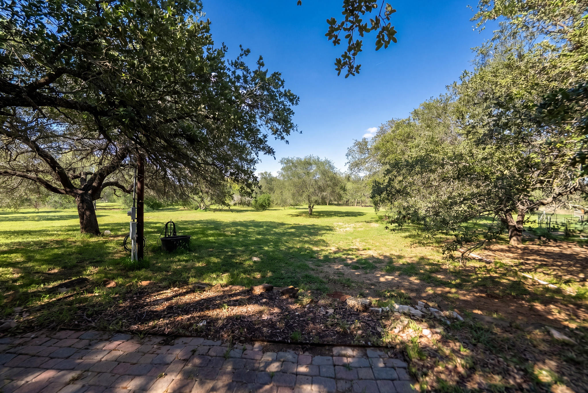  Private 10-Acre Horse Property in Lytle - 物件實景
