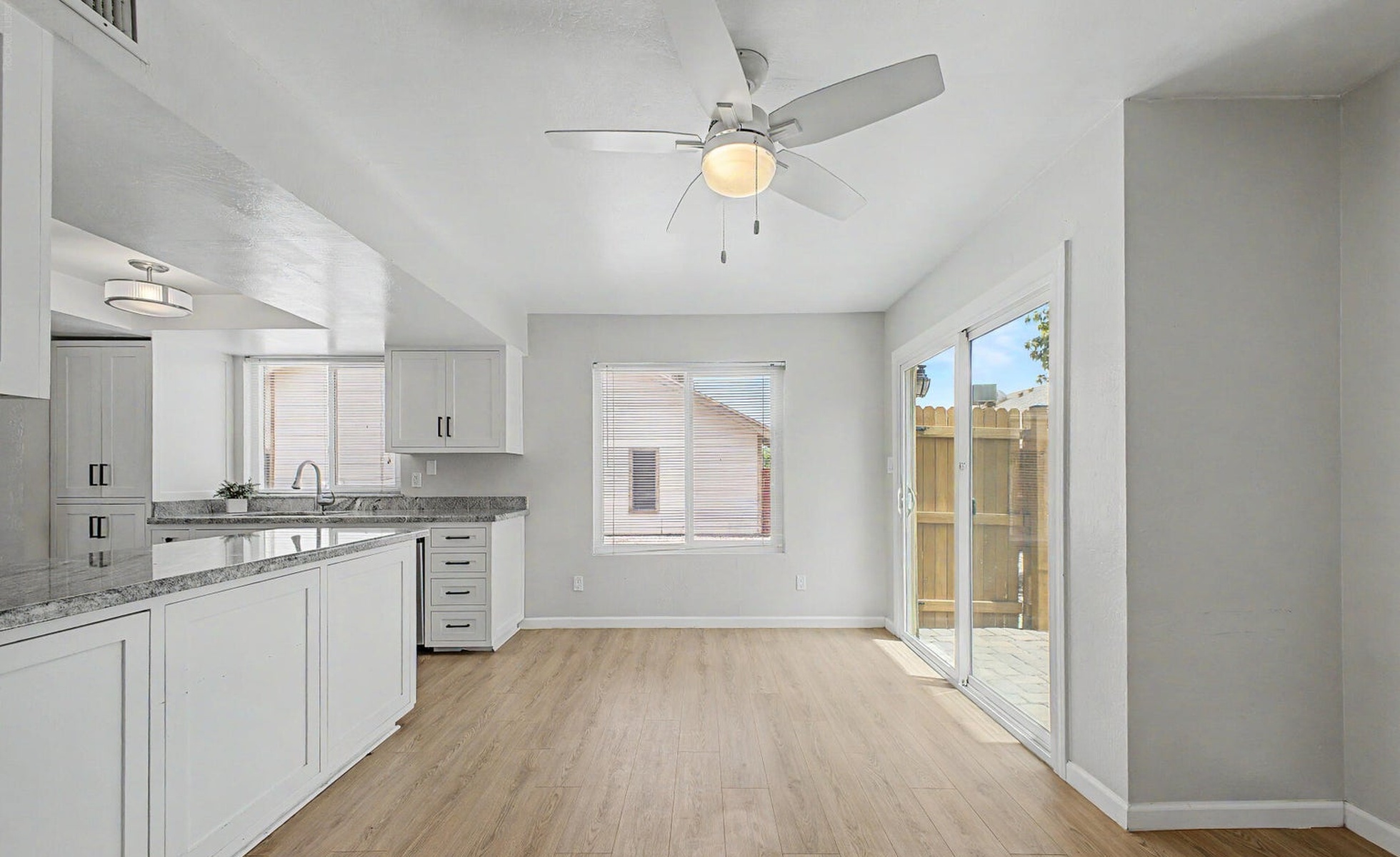  2455 E Broadway Road  Mesa, AZ - 物件實景