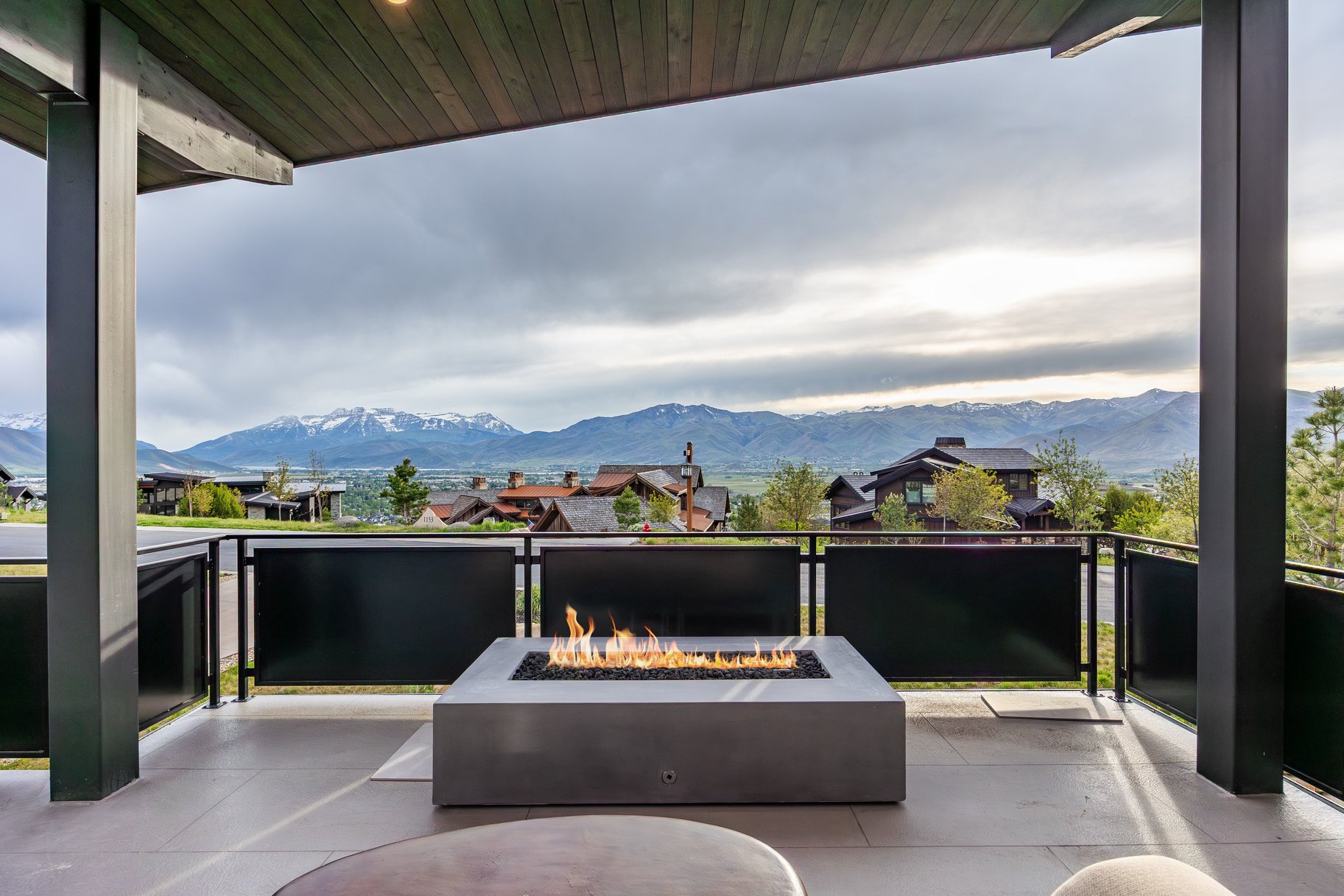  New Mountain Contemporary Home on Rare Double Lot with Timp Views - 物件實景