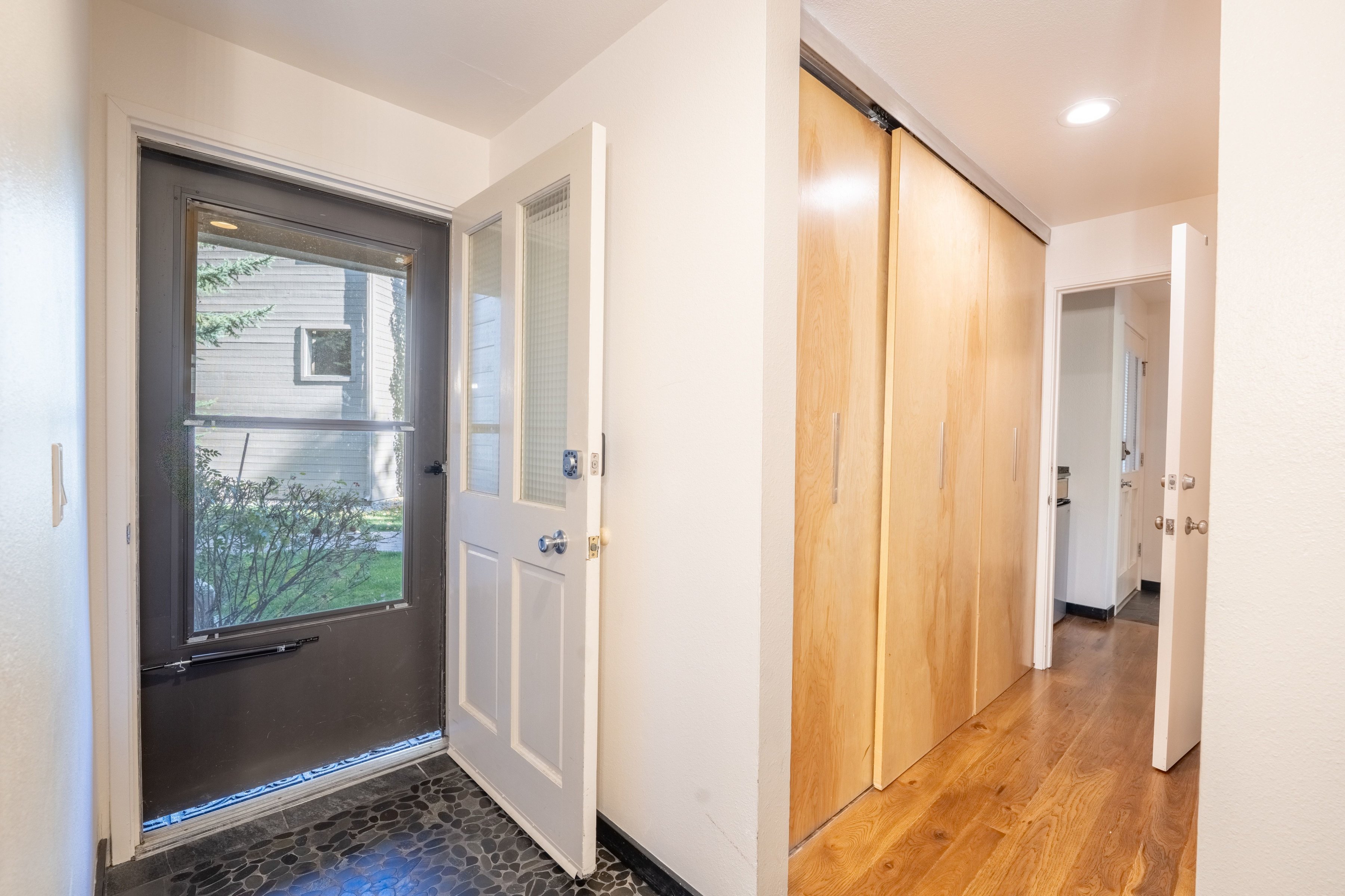  Single Level Living With Expansive Deck and Patio - 物件實景
