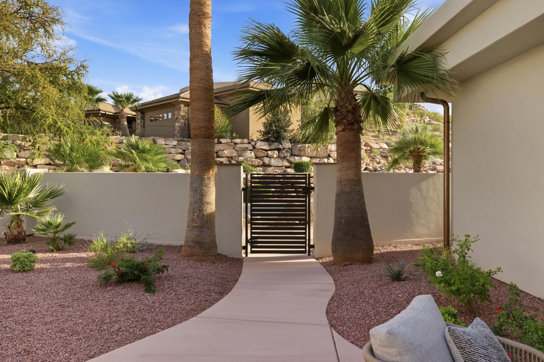  On The edge Of Stone Cliff With Sweeping Stunning City And Mountain Views - 物件實景