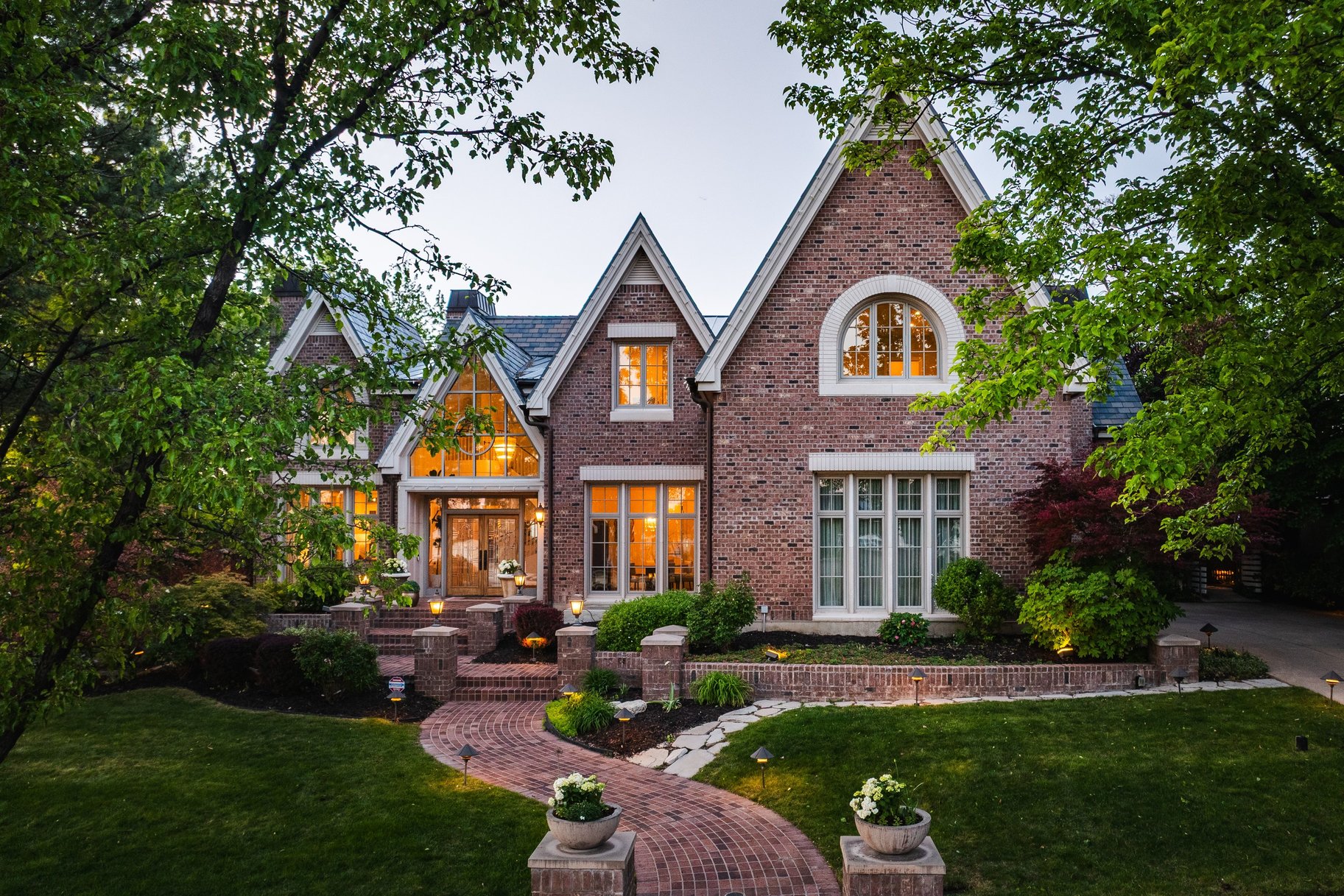  Stunning Custom Build on Millcreek Way - 物件實景