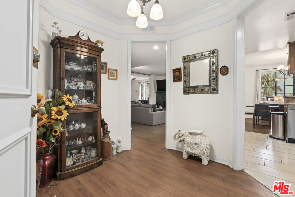 Sherman Oaks, California, 91423, United States, 2 Bedrooms Bedrooms, ,1 BathroomBathrooms,Residential,For Sale,1976281