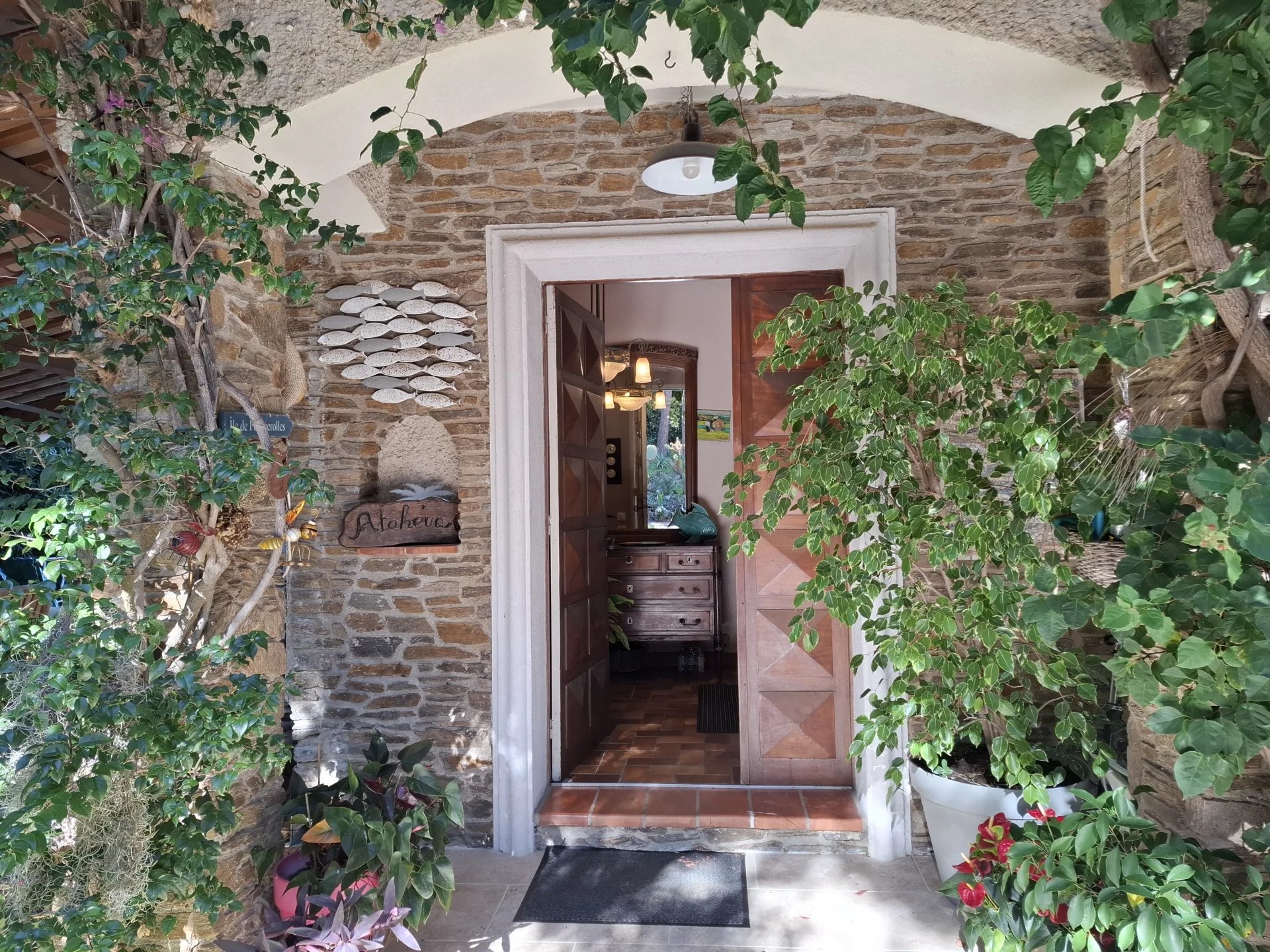 Hyères, Provence-Alpes-Côte d’Azur, 83400, FR, 3 Bedrooms Bedrooms, ,3 BathroomsBathrooms,Residential,For Sale,1987881